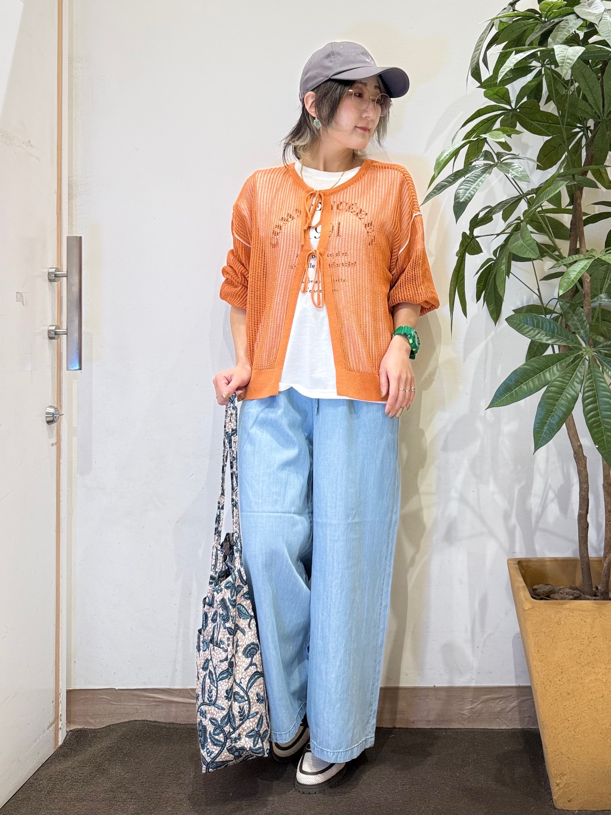misakiさんの「SHOO･LA･RUE｜【2点セット/洗濯機可/S-LL】時短でこなれ見え カーデにもなる2WAYメッシュニット+半袖ロゴT」を使ったコーディネート