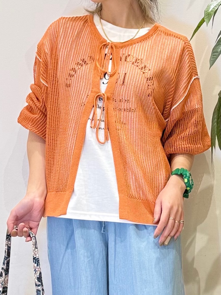 misakiさんの「SHOO･LA･RUE｜【2点セット/洗濯機可/S-LL】時短でこなれ見え カーデにもなる2WAYメッシュニット+半袖ロゴT」を使ったコーディネート
