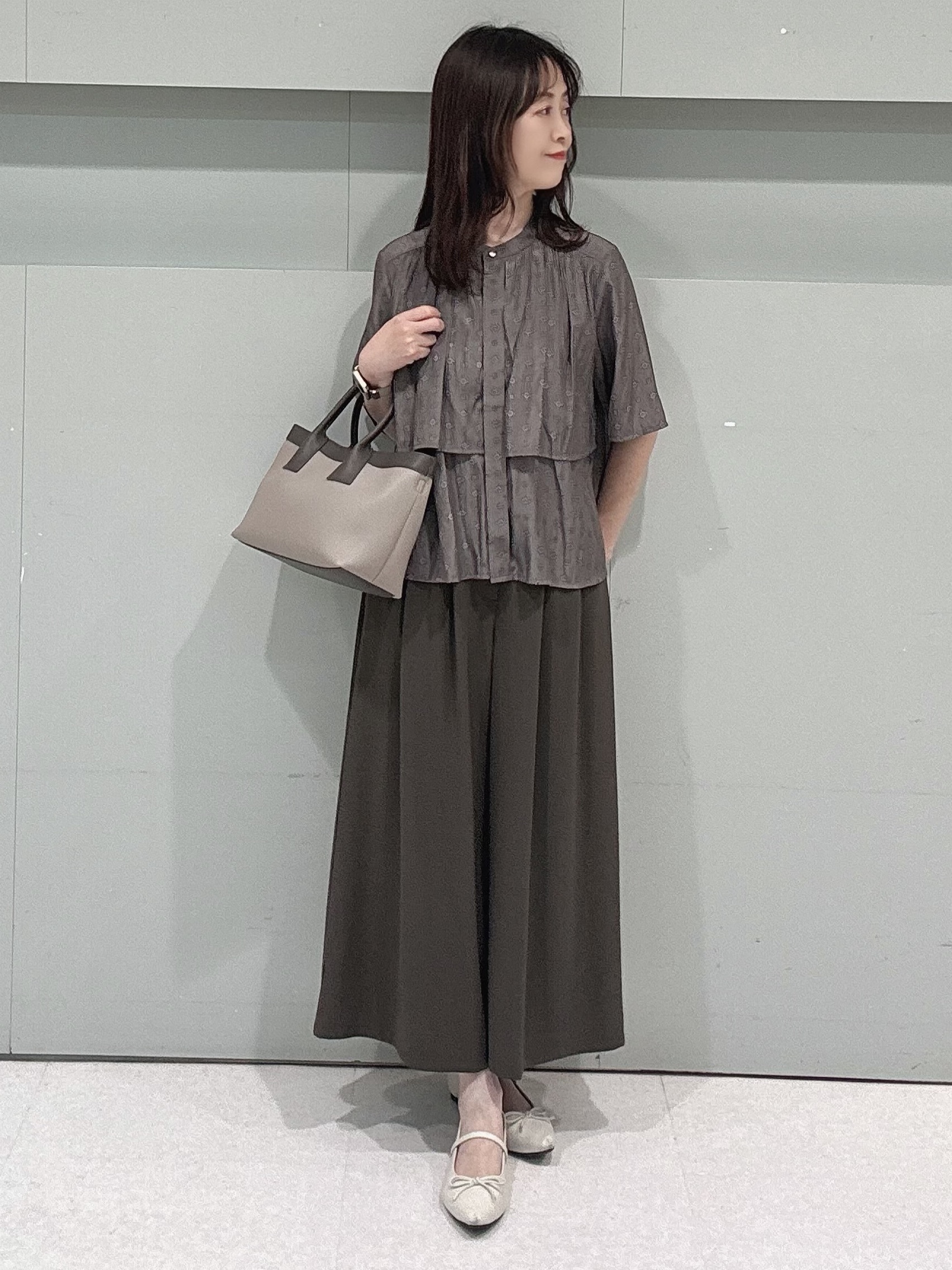 makiさんの「UNTITLED｜【洗える/きれいめ柄】コモンプリントブラウス」を使ったコーディネート