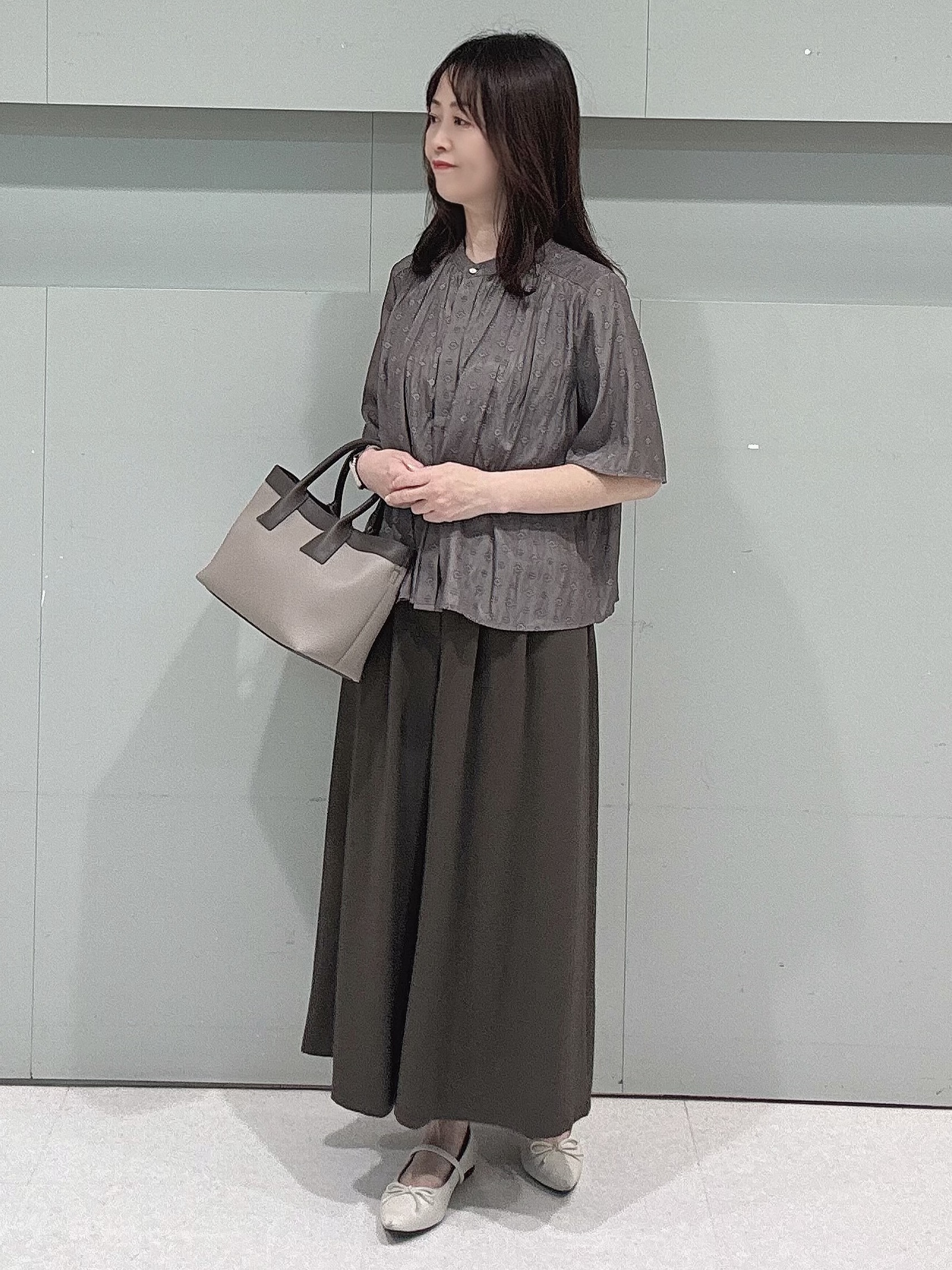 makiさんの「UNTITLED｜【洗える/きれいめ柄】コモンプリントブラウス」を使ったコーディネート