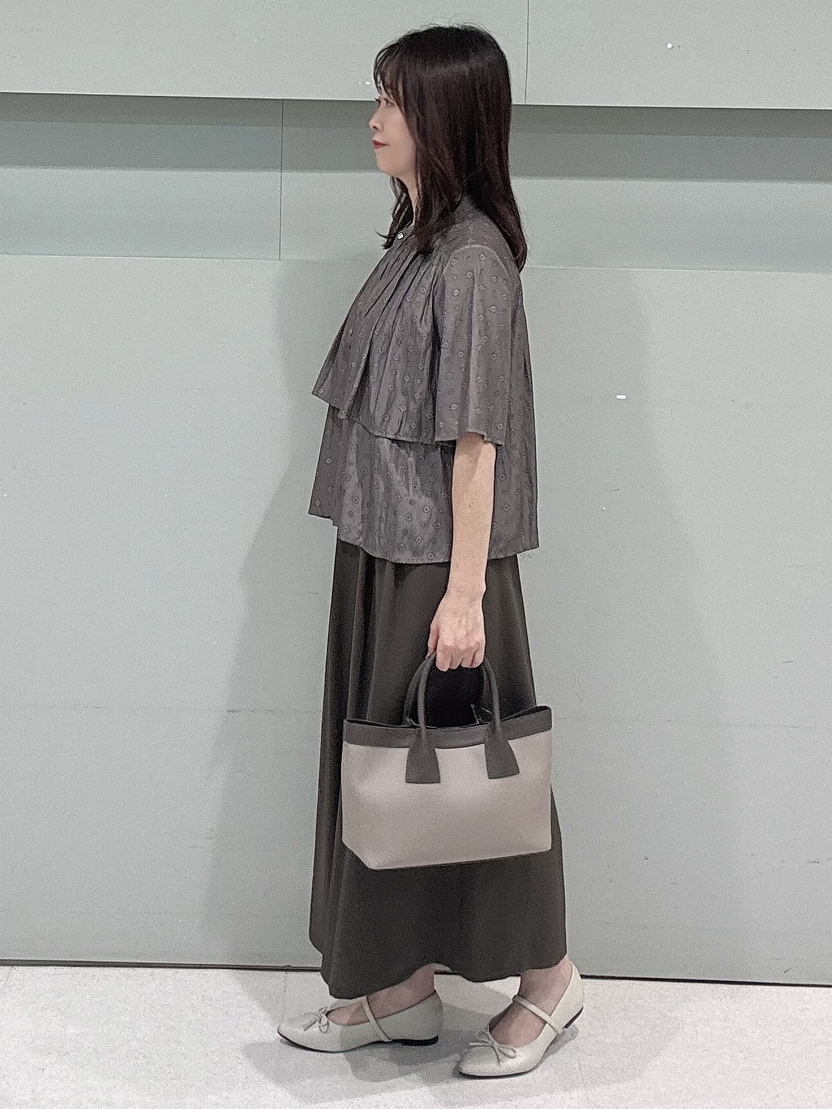 makiさんの「UNTITLED｜【洗える/きれいめ柄】コモンプリントブラウス」を使ったコーディネート