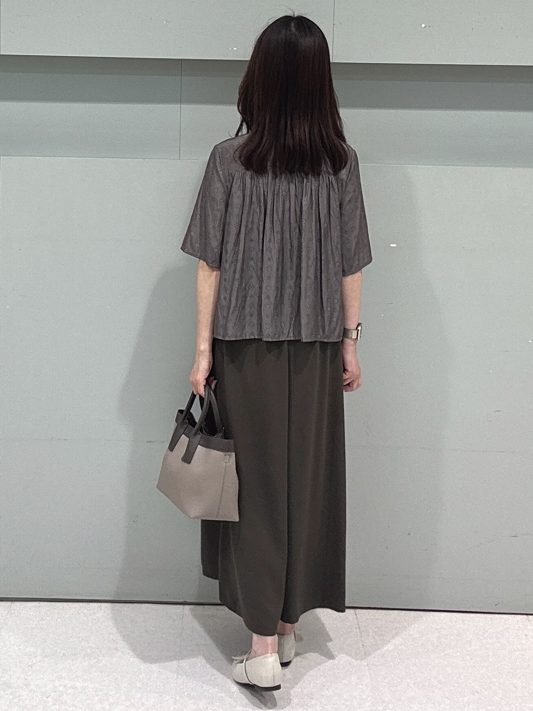 makiさんの「UNTITLED｜【洗える/きれいめ柄】コモンプリントブラウス」を使ったコーディネート