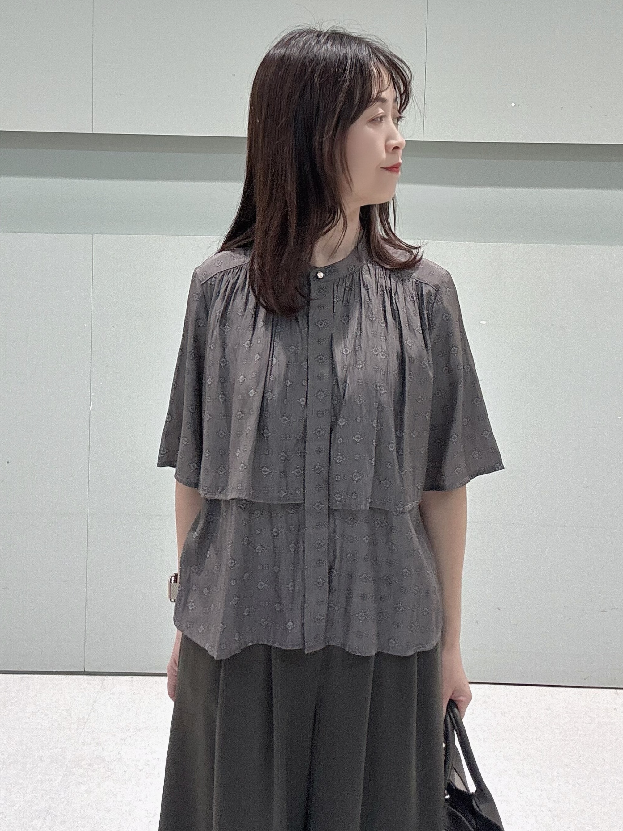 makiさんの「UNTITLED｜【洗える/きれいめ柄】コモンプリントブラウス」を使ったコーディネート