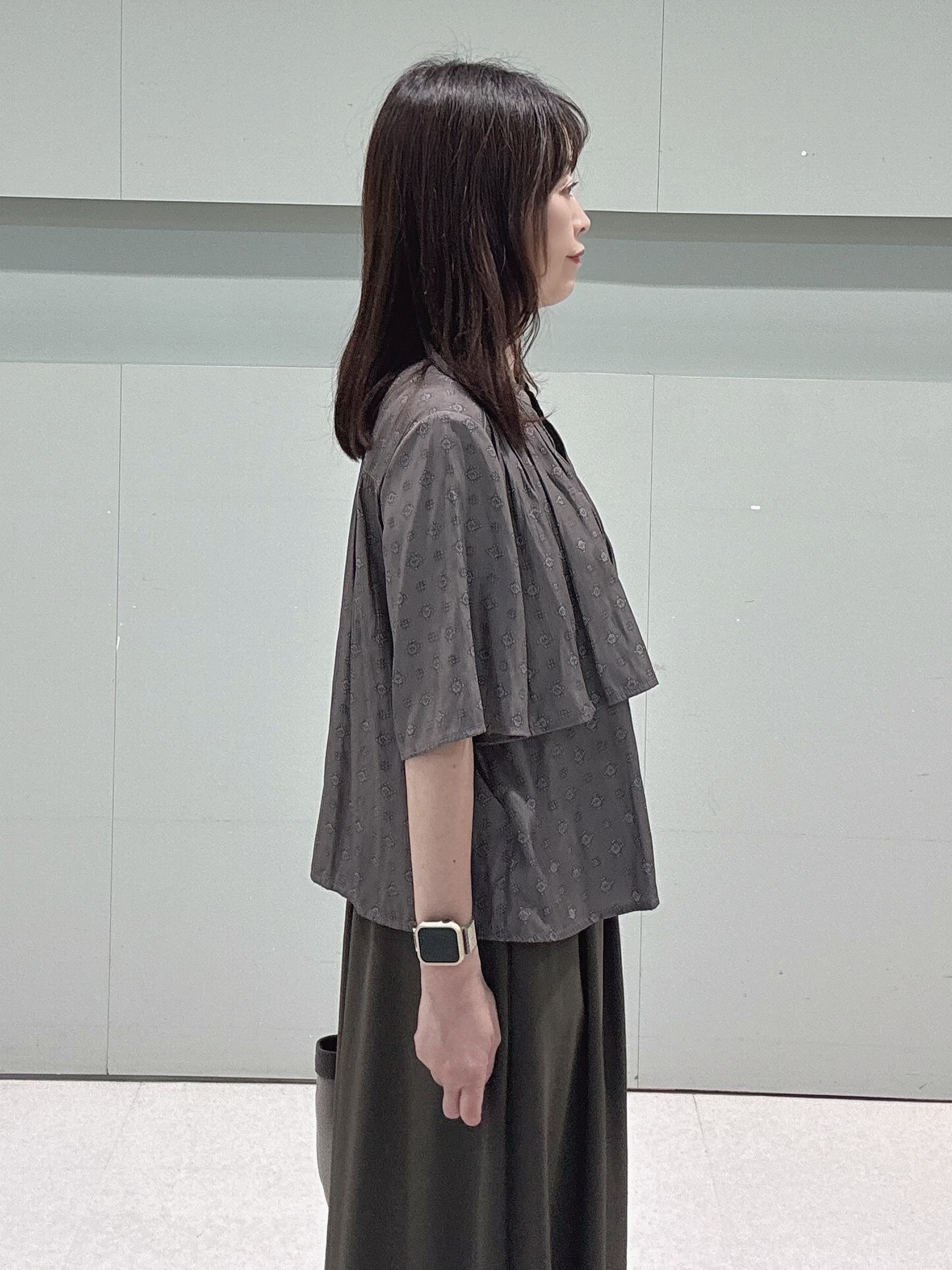 makiさんの「UNTITLED｜【洗える/きれいめ柄】コモンプリントブラウス」を使ったコーディネート
