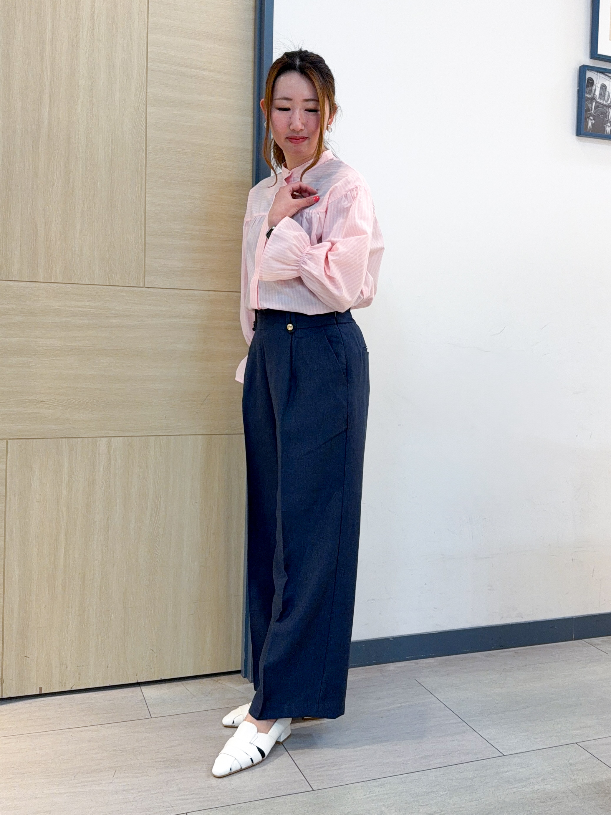 nanaさんの「grove｜【貴島明日香さん着用／イージーケア／接触冷感】麻混スタンドギャザーシャツ」を使ったコーディネート