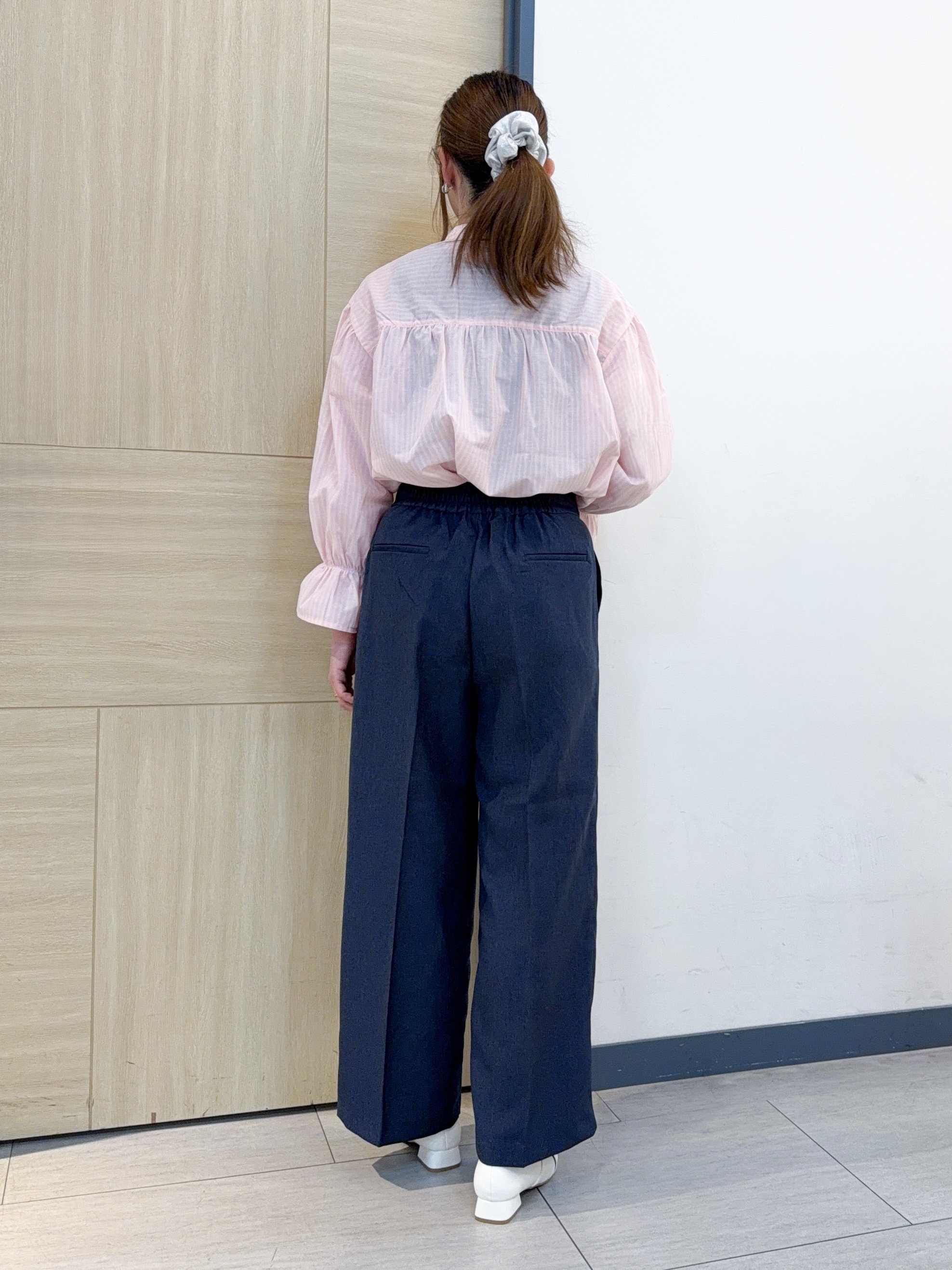 nanaさんの「grove｜【貴島明日香さん着用／イージーケア／接触冷感】麻混スタンドギャザーシャツ」を使ったコーディネート