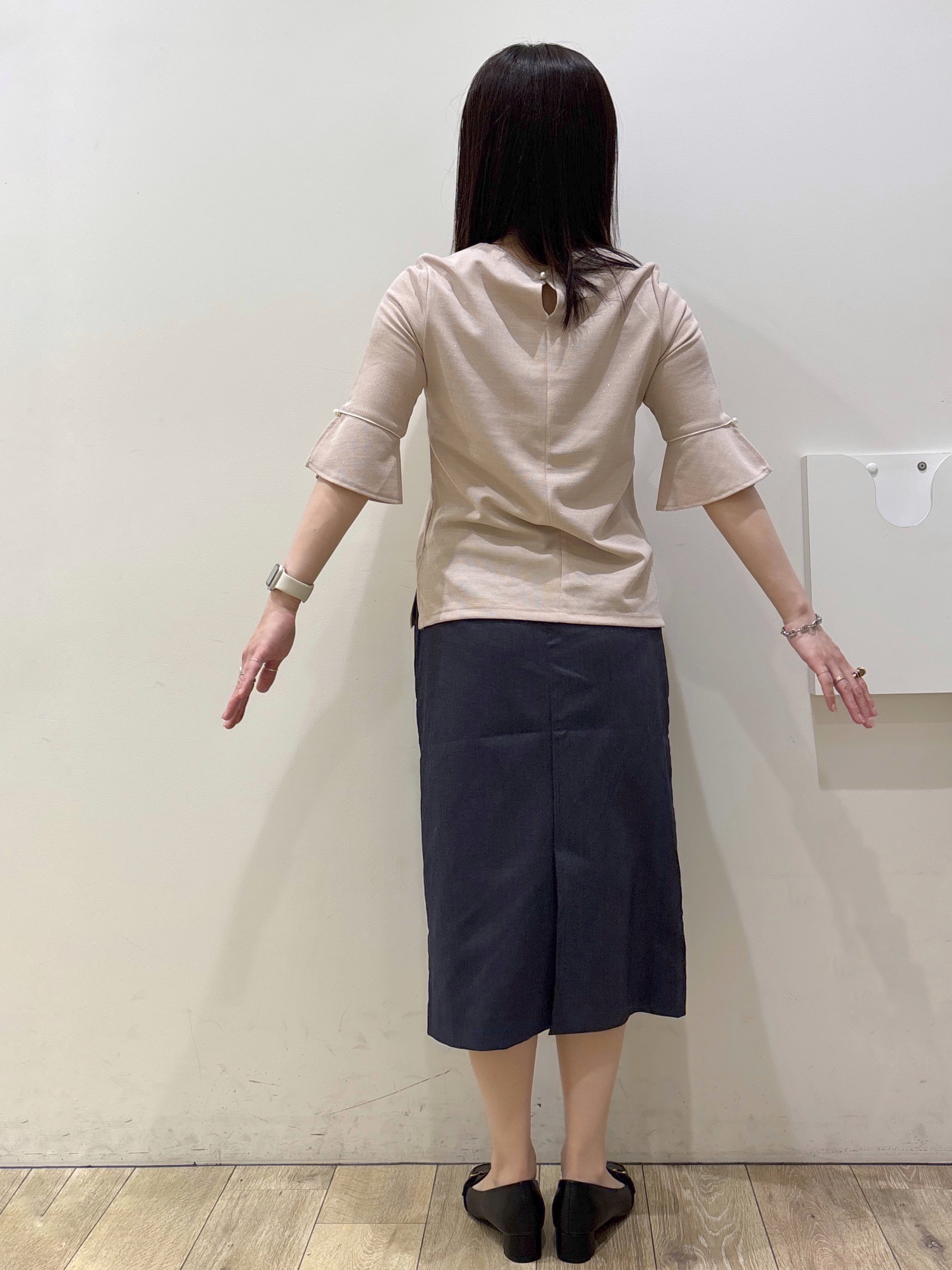 mameさんの「OPAQUE.CLIP｜【接触冷感／UVケア】フレアスリーブバイカラートップス《洗濯機OK》」を使ったコーディネート