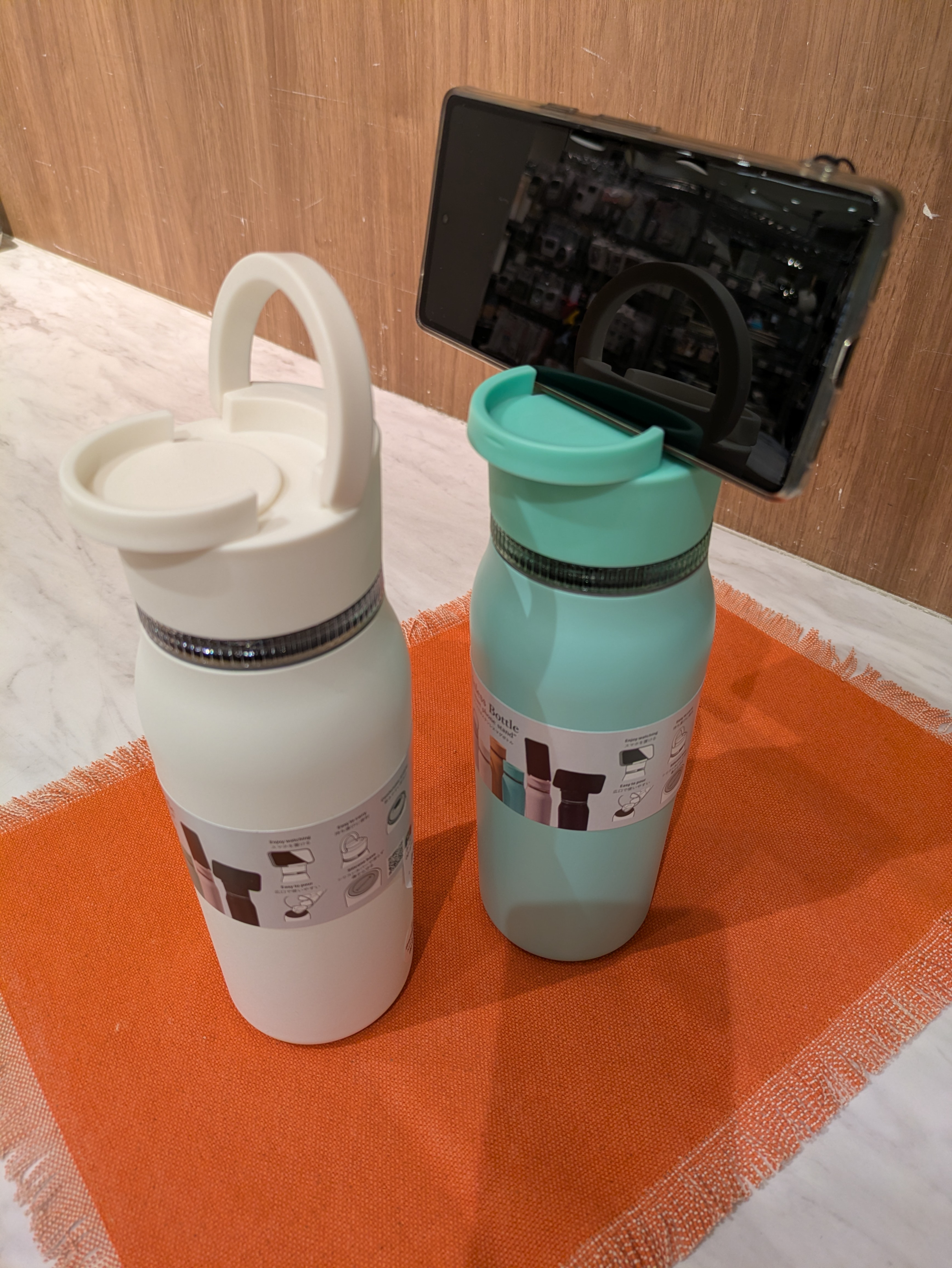 エトーさんの「212 KITCHEN STORE｜スマホスタンド付きステンレスボトル PK ＜KEVNHAUN ケヴンハウン＞」を使ったコーディネート