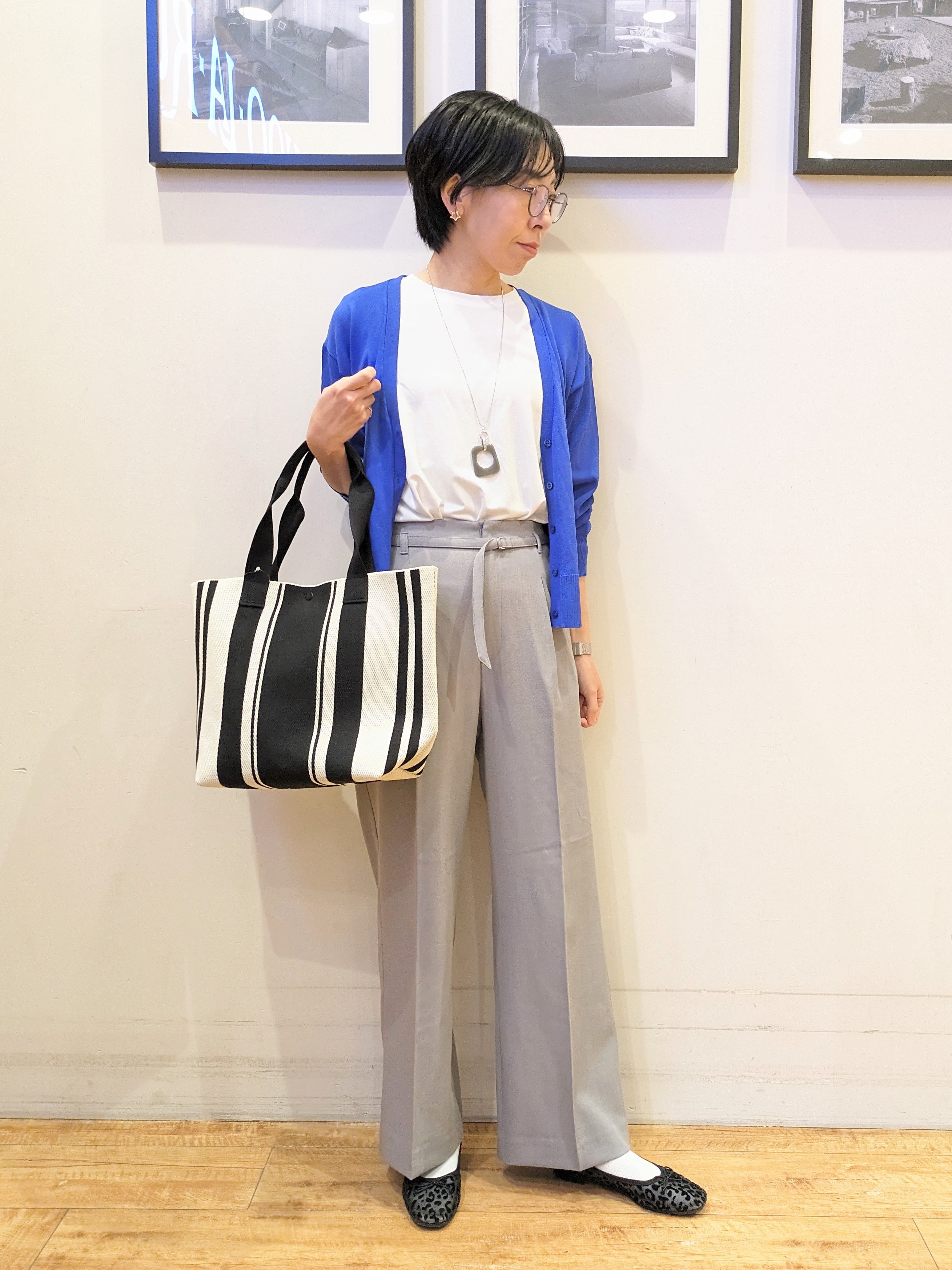 Akiさんの「SHOO･LA･RUE｜【洗濯機可/ひんやり/UV】さらっとしたタッチが心地よい ショート丈 Vネックカーディガン」を使ったコーディネート