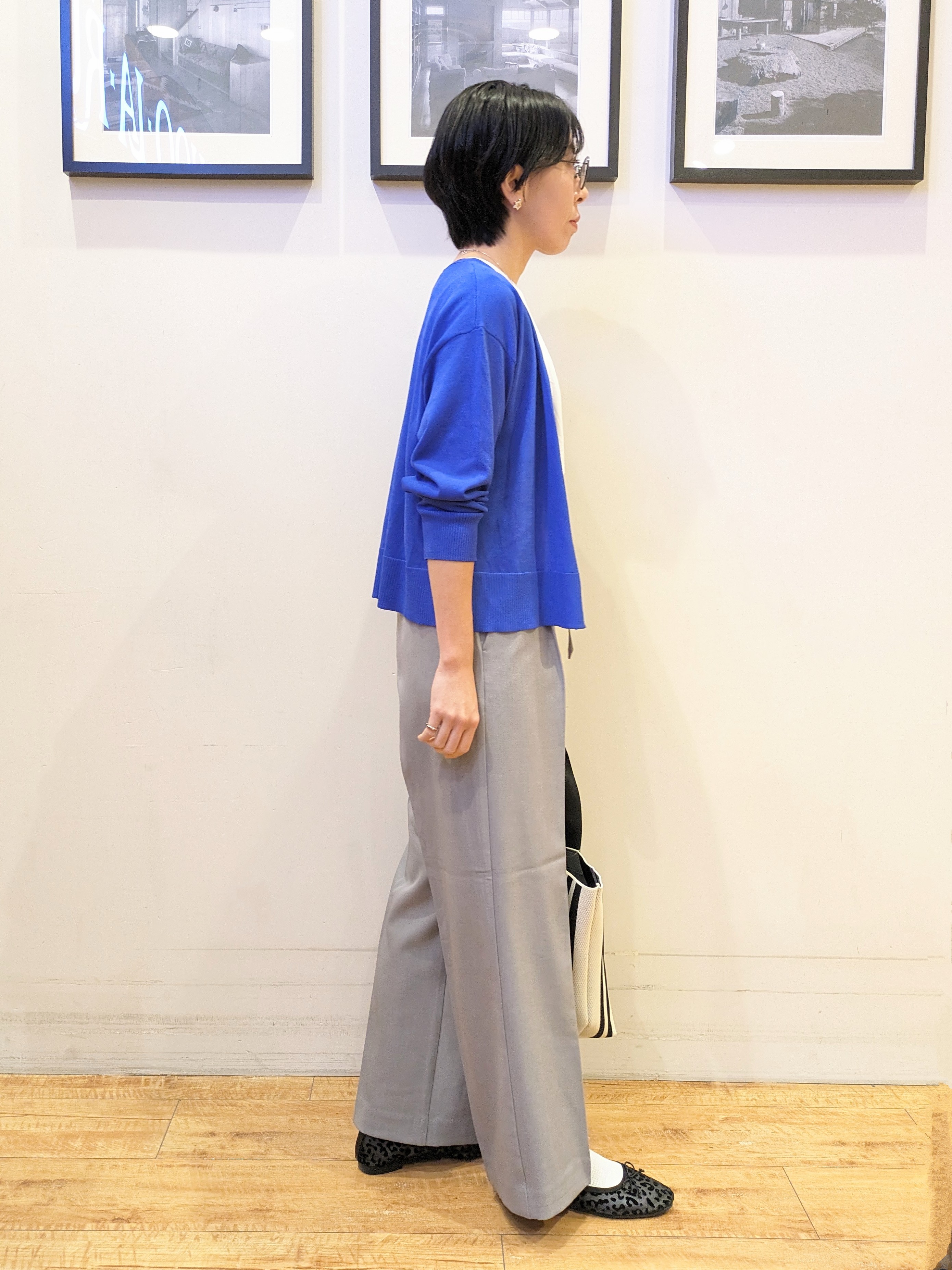 Akiさんの「SHOO･LA･RUE｜【洗濯機可/ひんやり/UV】さらっとしたタッチが心地よい ショート丈 Vネックカーディガン」を使ったコーディネート