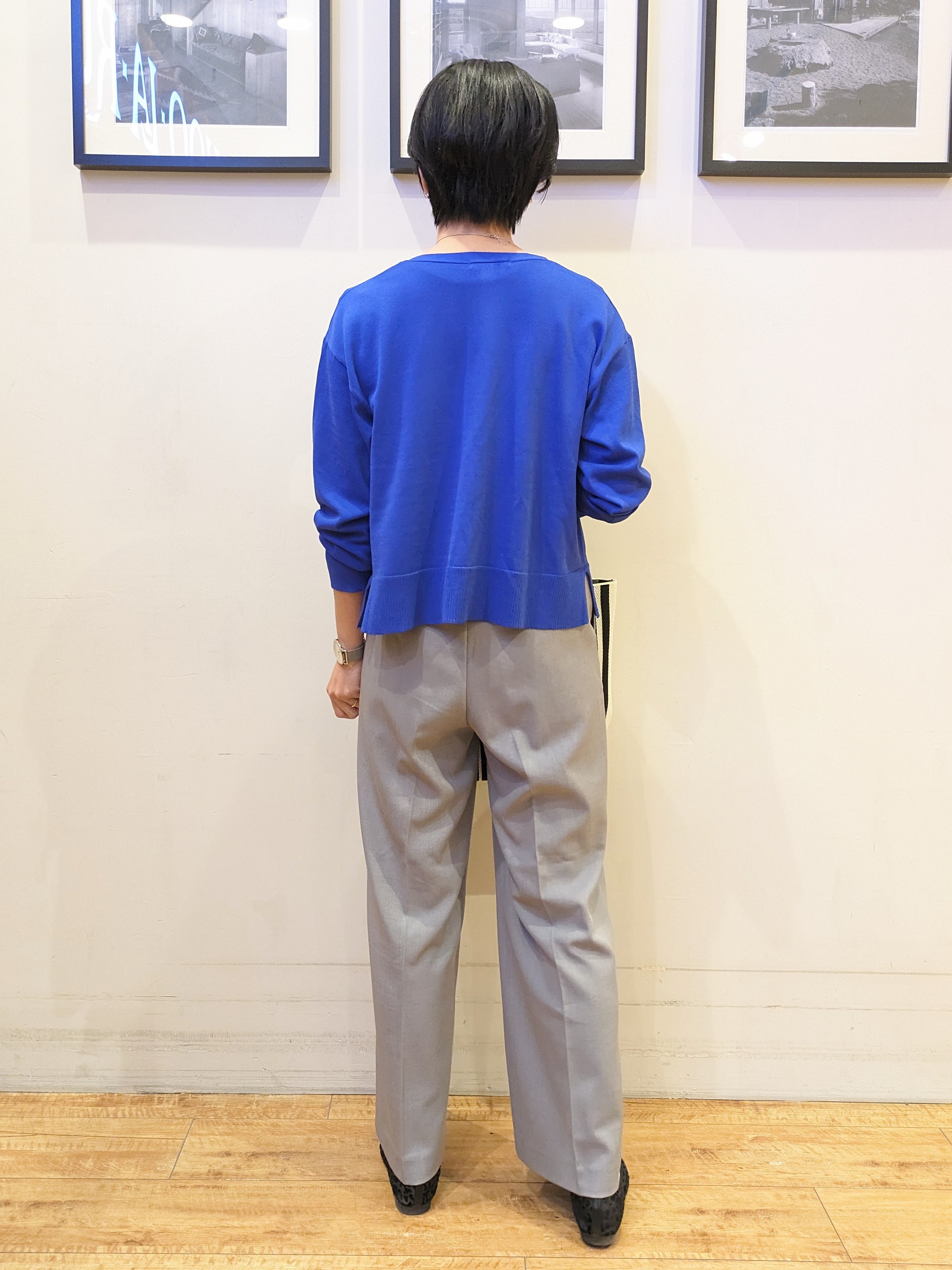 Akiさんの「SHOO･LA･RUE｜【洗濯機可/ひんやり/UV】さらっとしたタッチが心地よい ショート丈 Vネックカーディガン」を使ったコーディネート