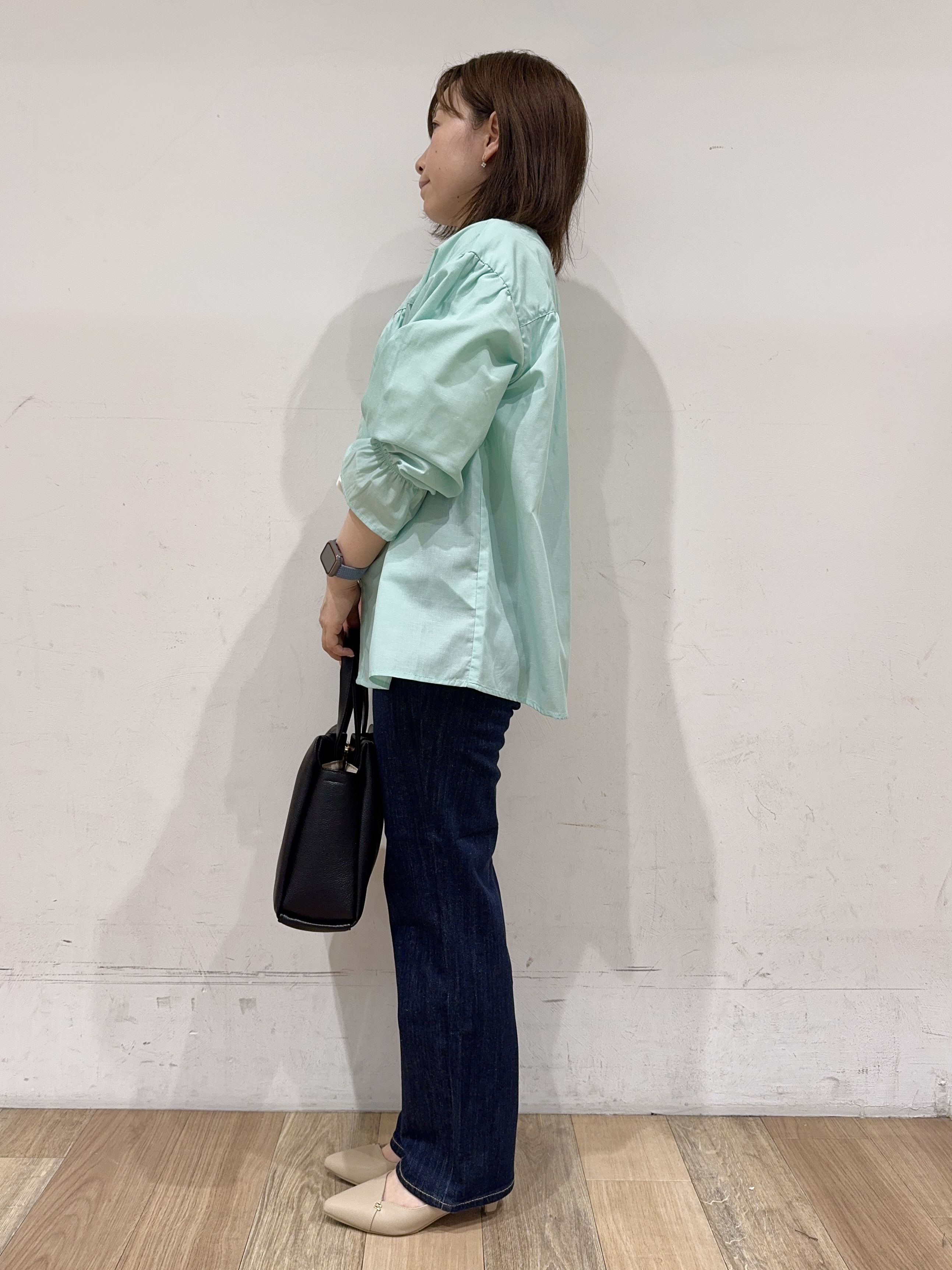 miさんの「grove｜【貴島明日香さん着用／イージーケア／接触冷感】麻混スタンドギャザーシャツ」を使ったコーディネート