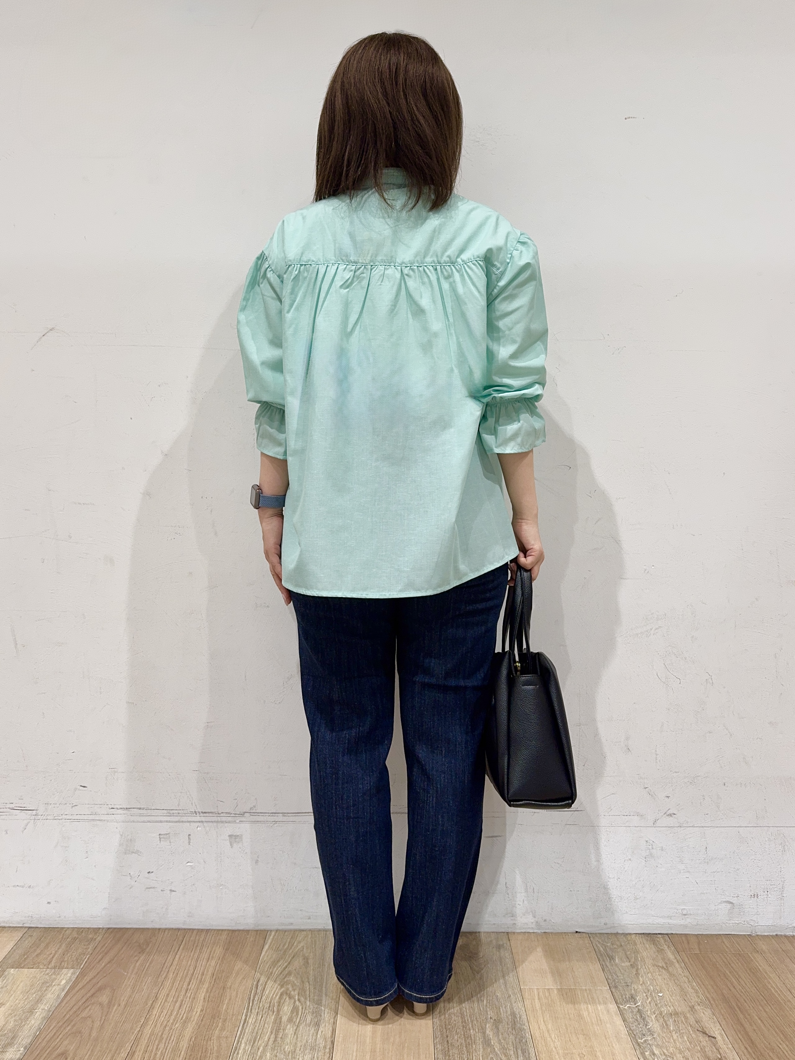 miさんの「grove｜【貴島明日香さん着用／イージーケア／接触冷感】麻混スタンドギャザーシャツ」を使ったコーディネート