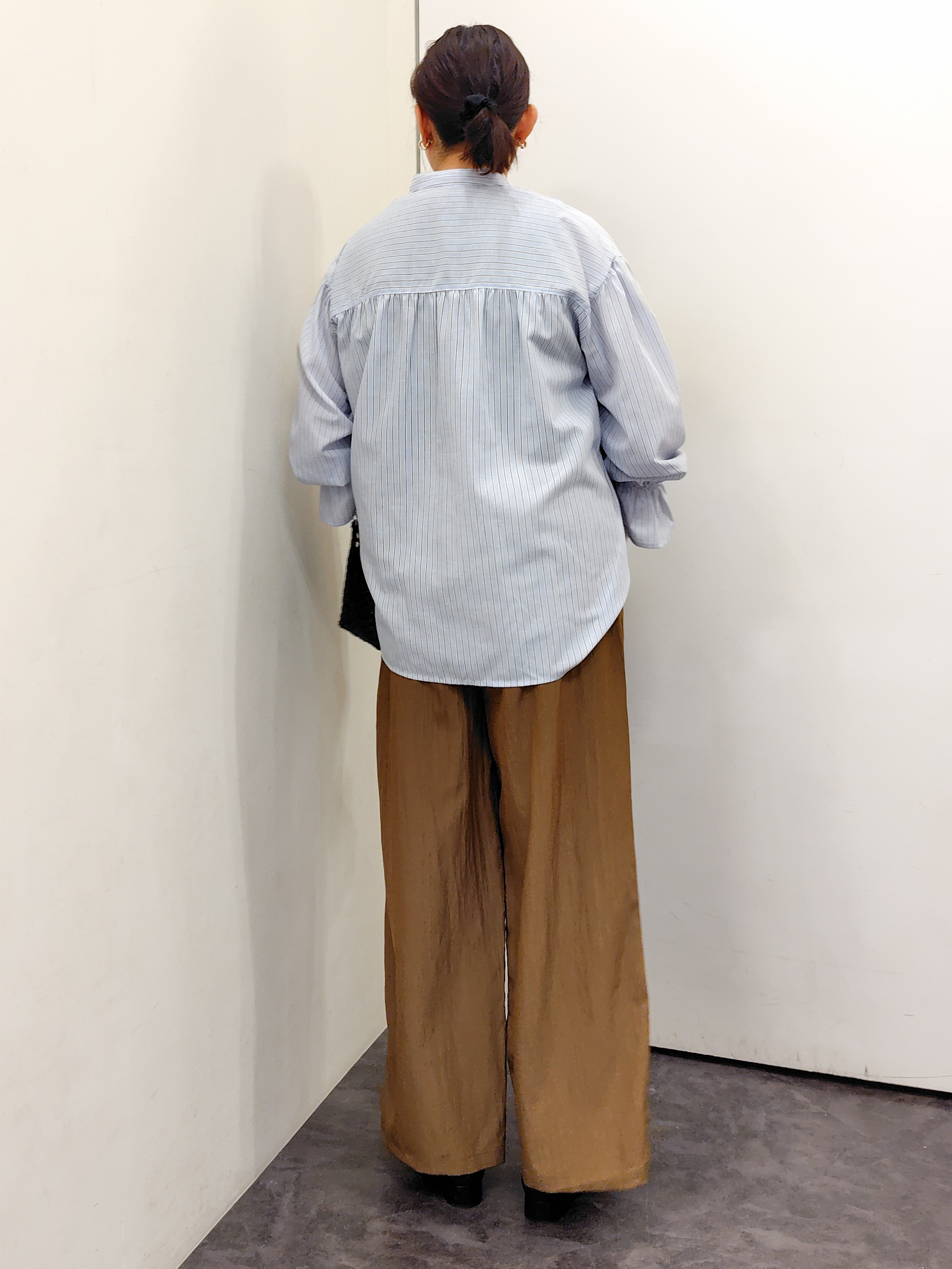 こんちゃんさんの「grove｜【貴島明日香さん着用／イージーケア／接触冷感】麻混スタンドギャザーシャツ」を使ったコーディネート