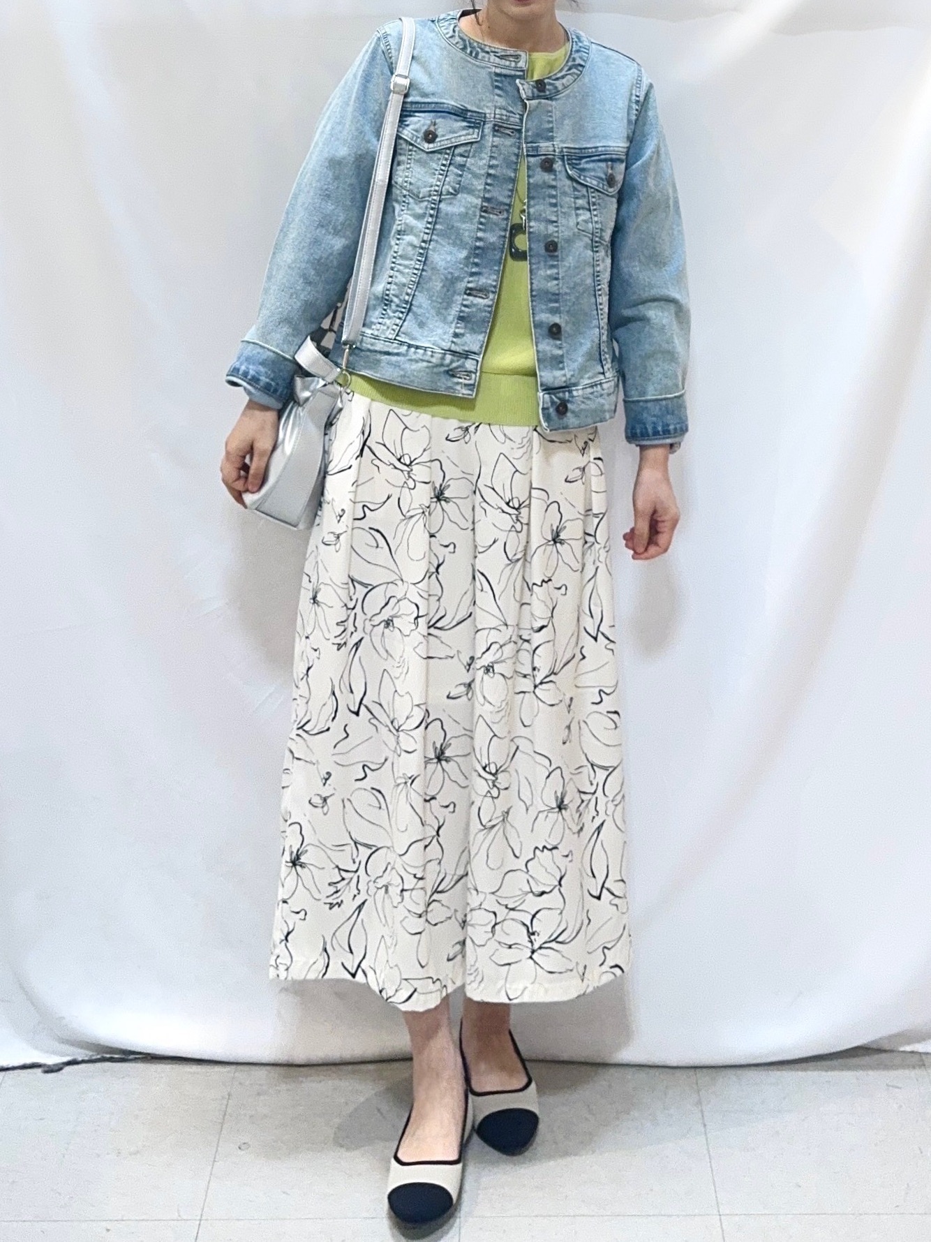 𝐇𝐢𝐫𝐨𝐦𝐢さんの「SHOO･LA･RUE｜【SHOO・LA・RUE DENIM/S-LL/高レビュー】大人のための ノーカラーデニムジャケット」を使ったコーディネート