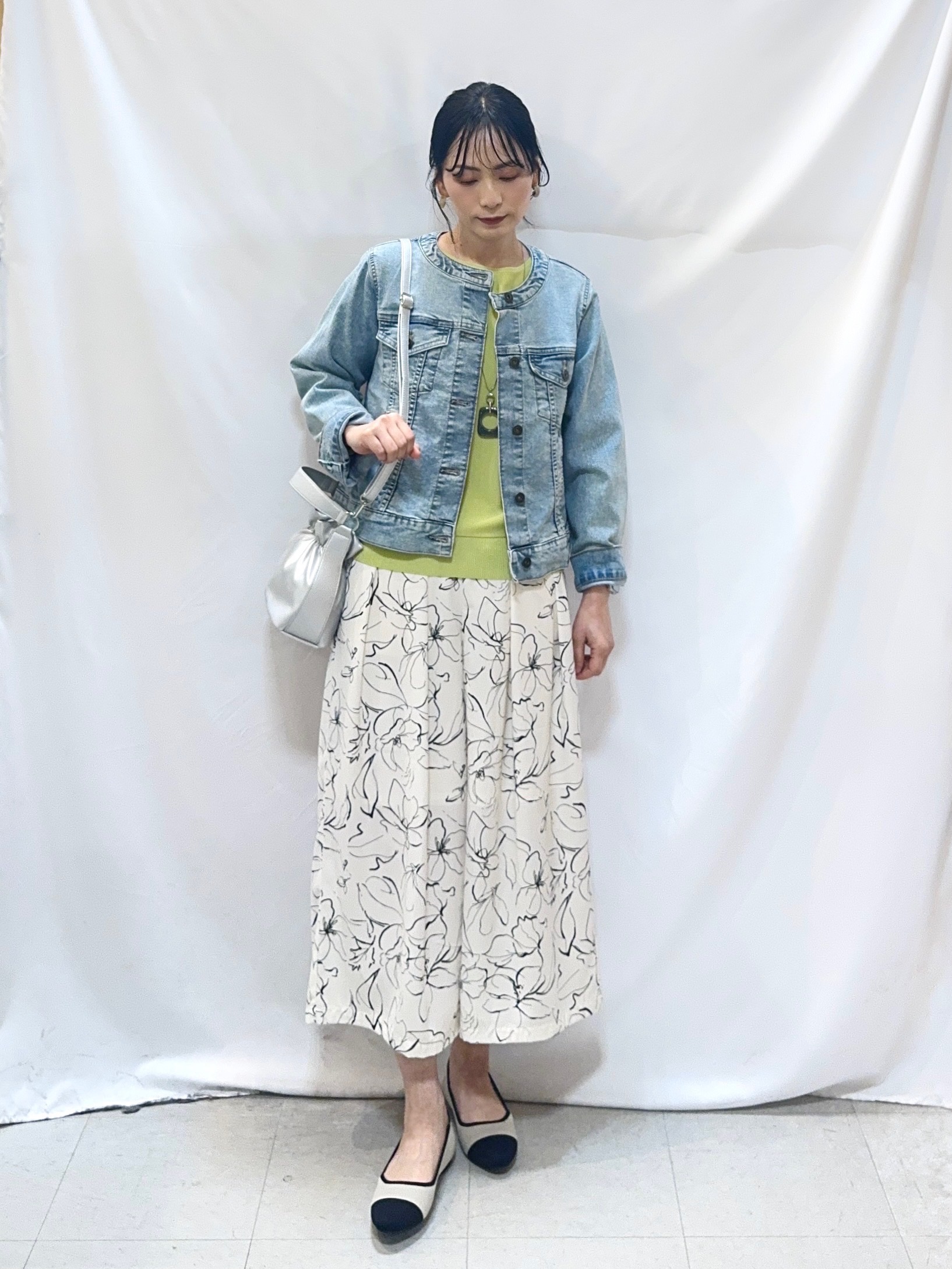 𝐇𝐢𝐫𝐨𝐦𝐢さんの「SHOO･LA･RUE｜【SHOO・LA・RUE DENIM/S-LL/高レビュー】大人のための ノーカラーデニムジャケット」を使ったコーディネート