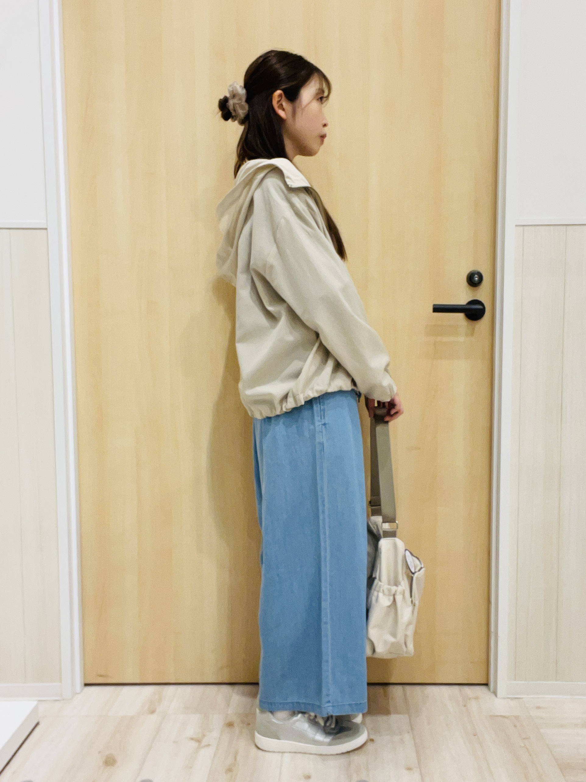 minamiさんの「SHOO･LA･RUE｜【S-LL/UV】季節の変わり目に ゴールドパーツが上品なフード付きブルゾン」を使ったコーディネート