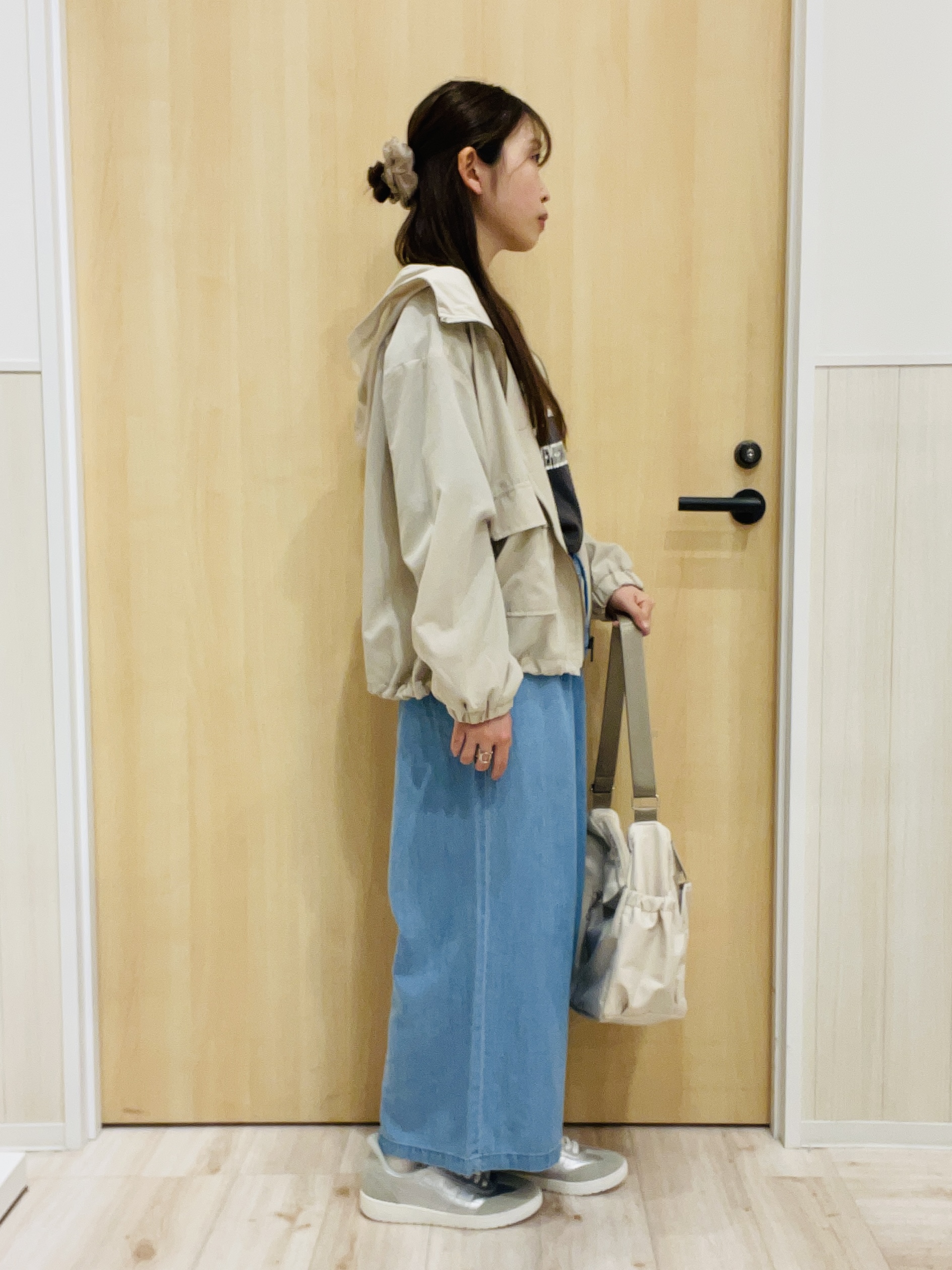minamiさんの「SHOO･LA･RUE｜【S-LL/UV】季節の変わり目に ゴールドパーツが上品なフード付きブルゾン」を使ったコーディネート