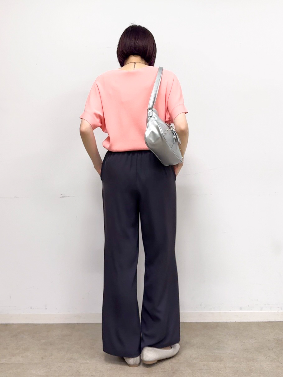 𝐜𝐡𝐢𝐤𝐚さんの「SHOO･LA･RUE｜【毎日洗える/ひんやり/UV/S-LL】二の腕隠れる さらっとドルマン半袖ニット」を使ったコーディネート
