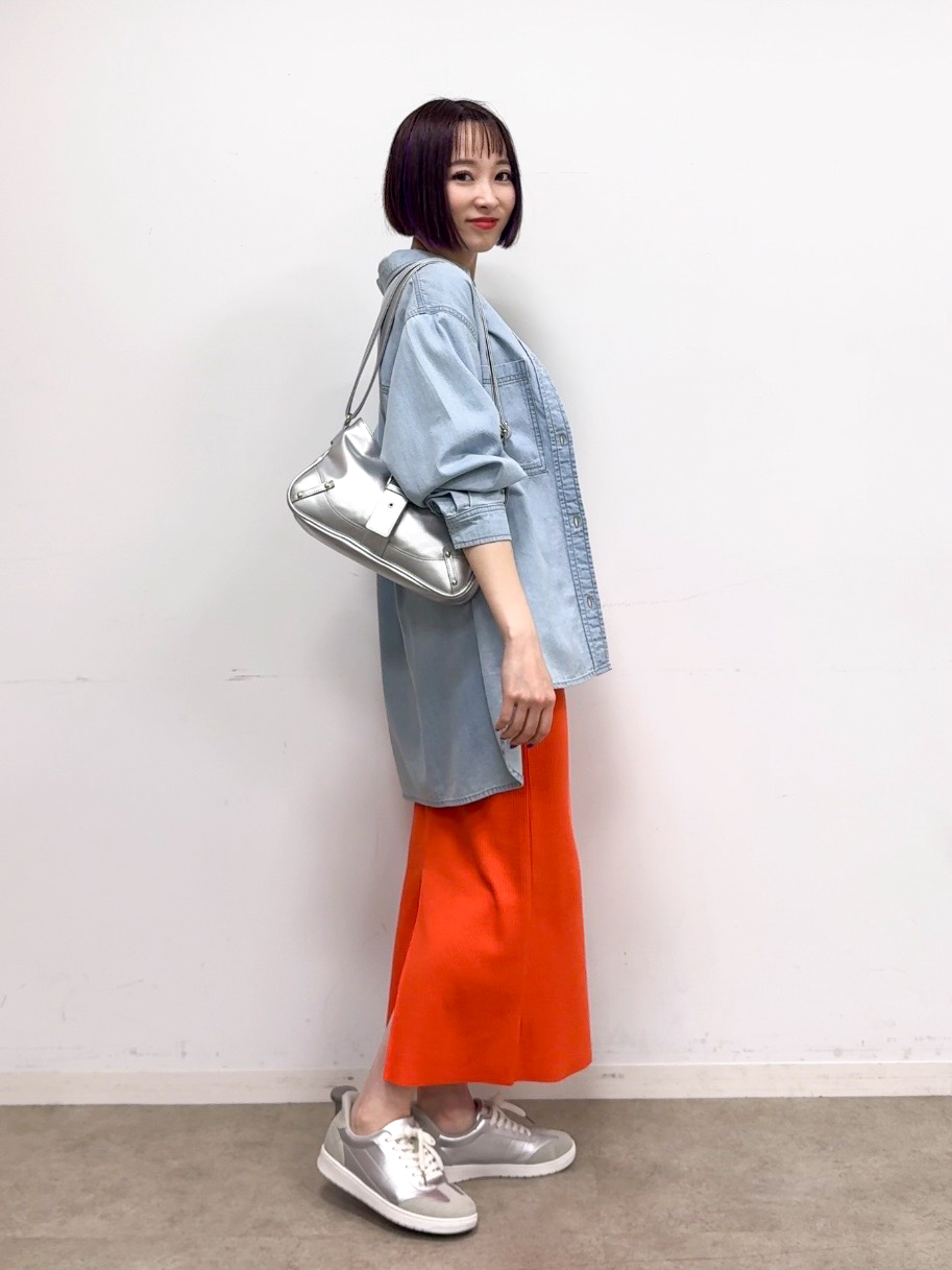 𝐜𝐡𝐢𝐤𝐚さんの「SHOO･LA･RUE｜【洗濯機可/体型カバー】こなれ感をプラスする ライトオンスデニムシャツ」を使ったコーディネート