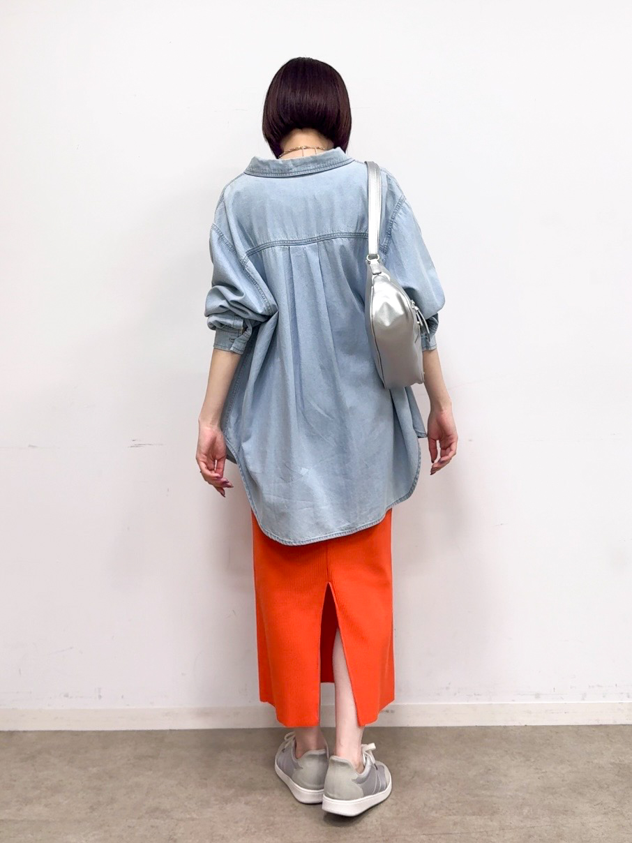 𝐜𝐡𝐢𝐤𝐚さんの「SHOO･LA･RUE｜【洗濯機可/体型カバー】こなれ感をプラスする ライトオンスデニムシャツ」を使ったコーディネート