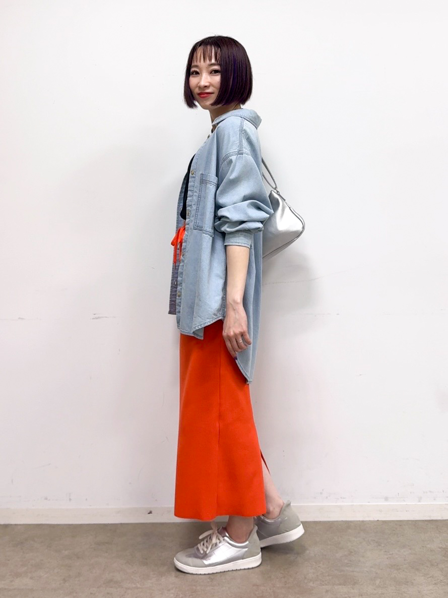 𝐜𝐡𝐢𝐤𝐚さんの「SHOO･LA･RUE｜【洗濯機可/体型カバー】こなれ感をプラスする ライトオンスデニムシャツ」を使ったコーディネート