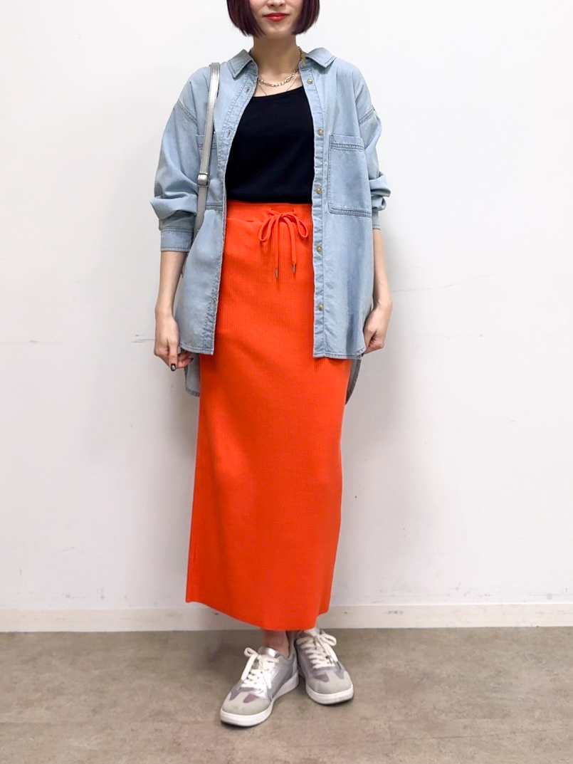 𝐜𝐡𝐢𝐤𝐚さんの「SHOO･LA･RUE｜【洗濯機可/体型カバー】こなれ感をプラスする ライトオンスデニムシャツ」を使ったコーディネート