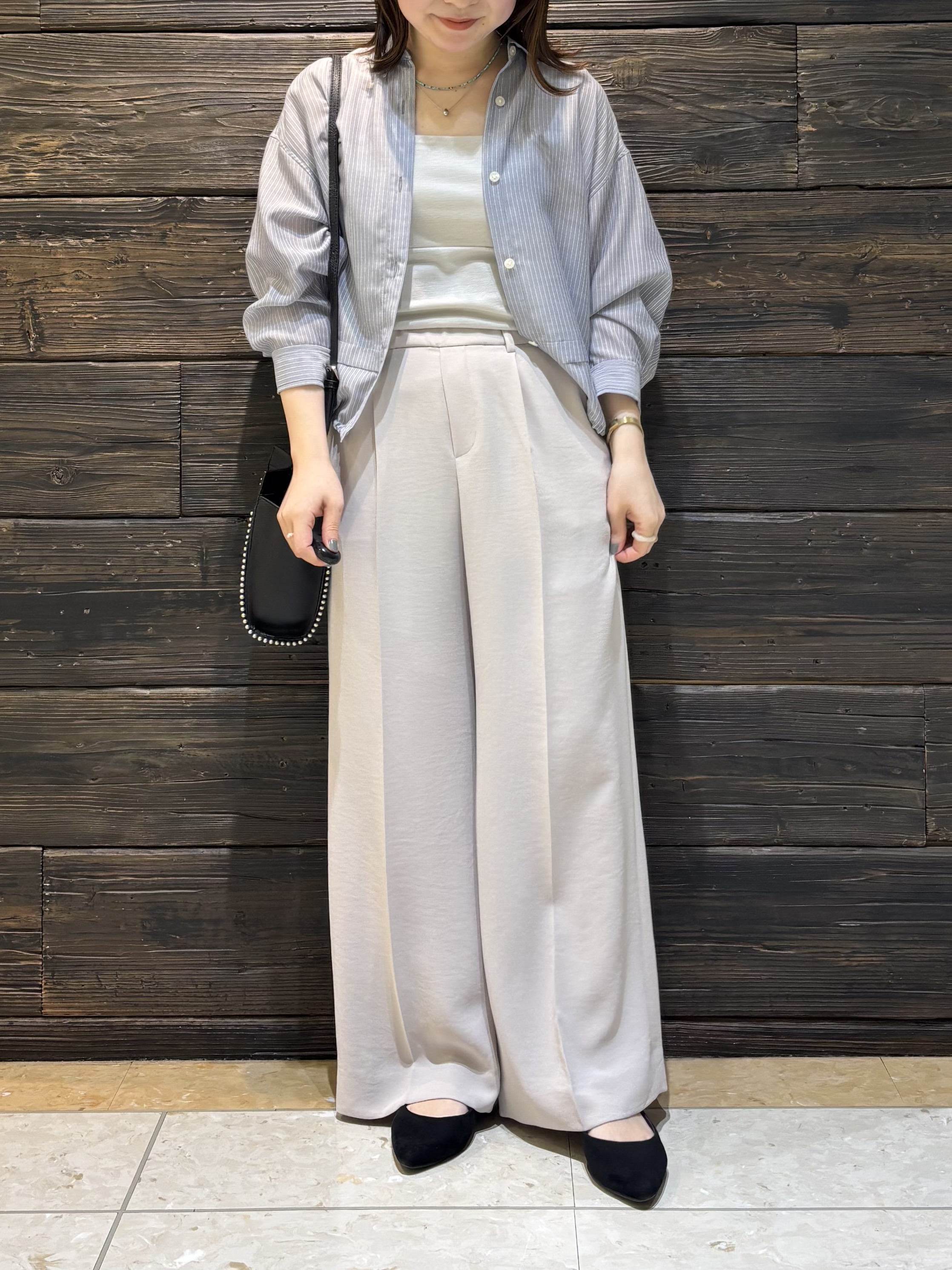 sakuさんの「INDIVI｜【接触冷感／洗える／2WAY】ドロスト付 シアーシャンブレーシャツ」を使ったコーディネート