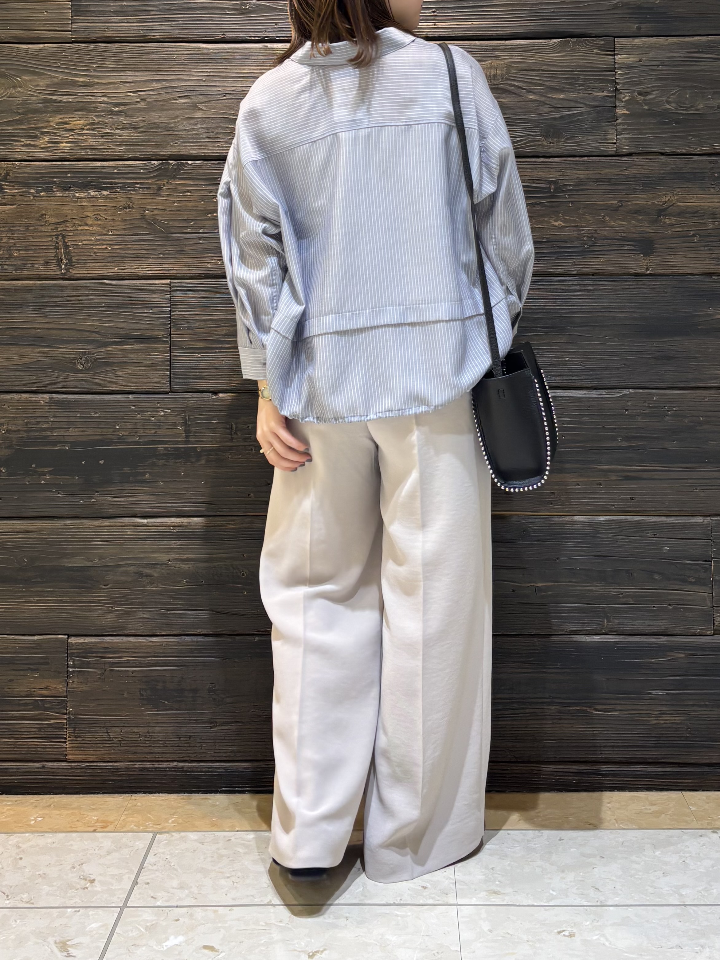sakuさんの「INDIVI｜【接触冷感／洗える／2WAY】ドロスト付 シアーシャンブレーシャツ」を使ったコーディネート