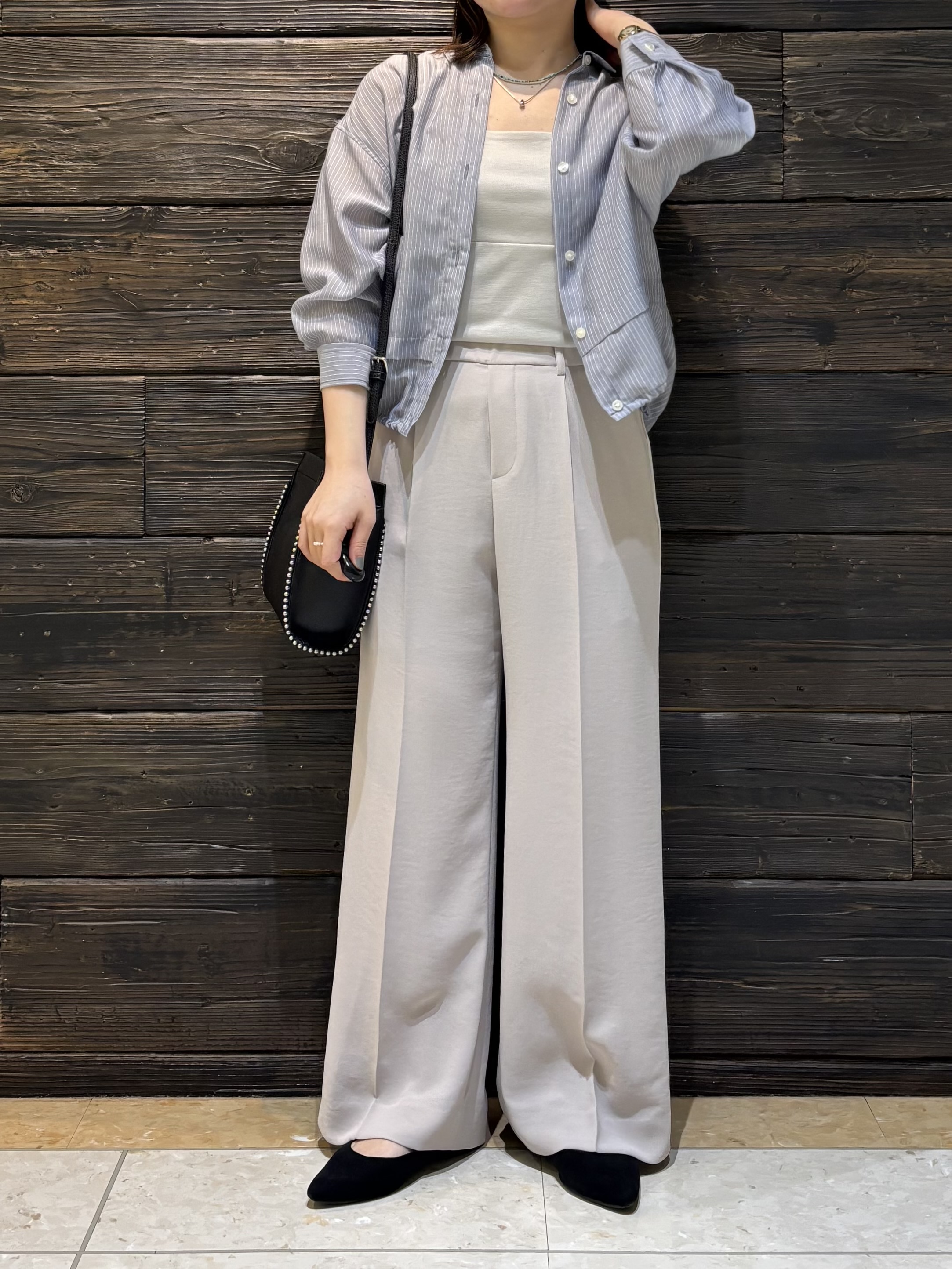 sakuさんの「INDIVI｜【接触冷感／洗える／2WAY】ドロスト付 シアーシャンブレーシャツ」を使ったコーディネート