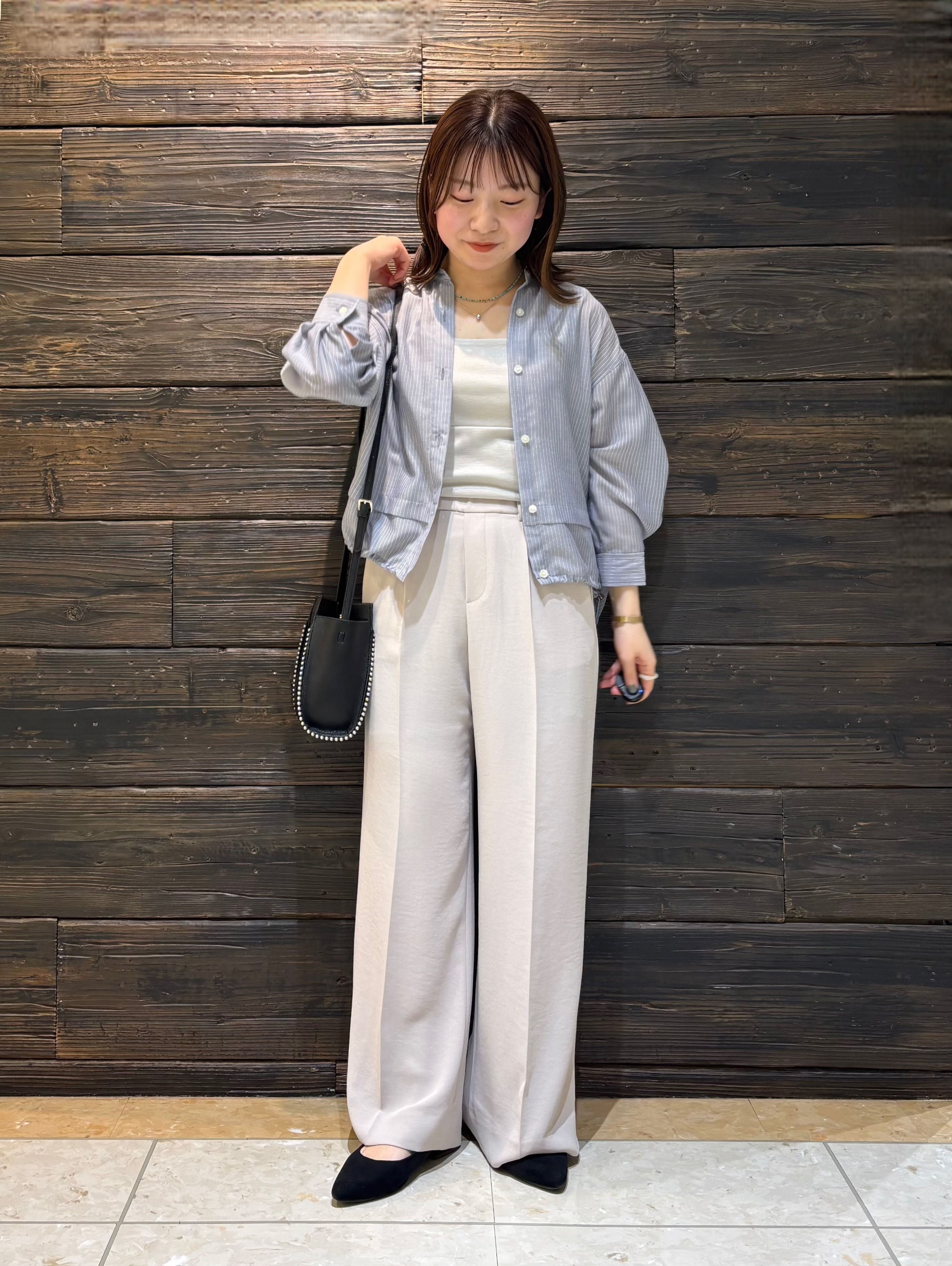 sakuさんの「INDIVI｜【接触冷感／洗える／2WAY】ドロスト付 シアーシャンブレーシャツ」を使ったコーディネート