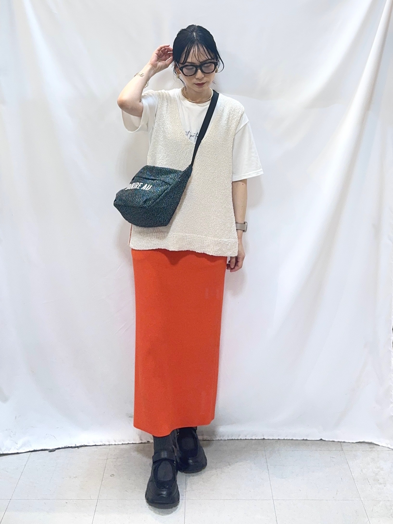 𝐇𝐢𝐫𝐨𝐦𝐢さんの「SHOO･LA･RUE｜【2点セット/S-LL】ニットベスト＆ロゴTシャツSET」を使ったコーディネート