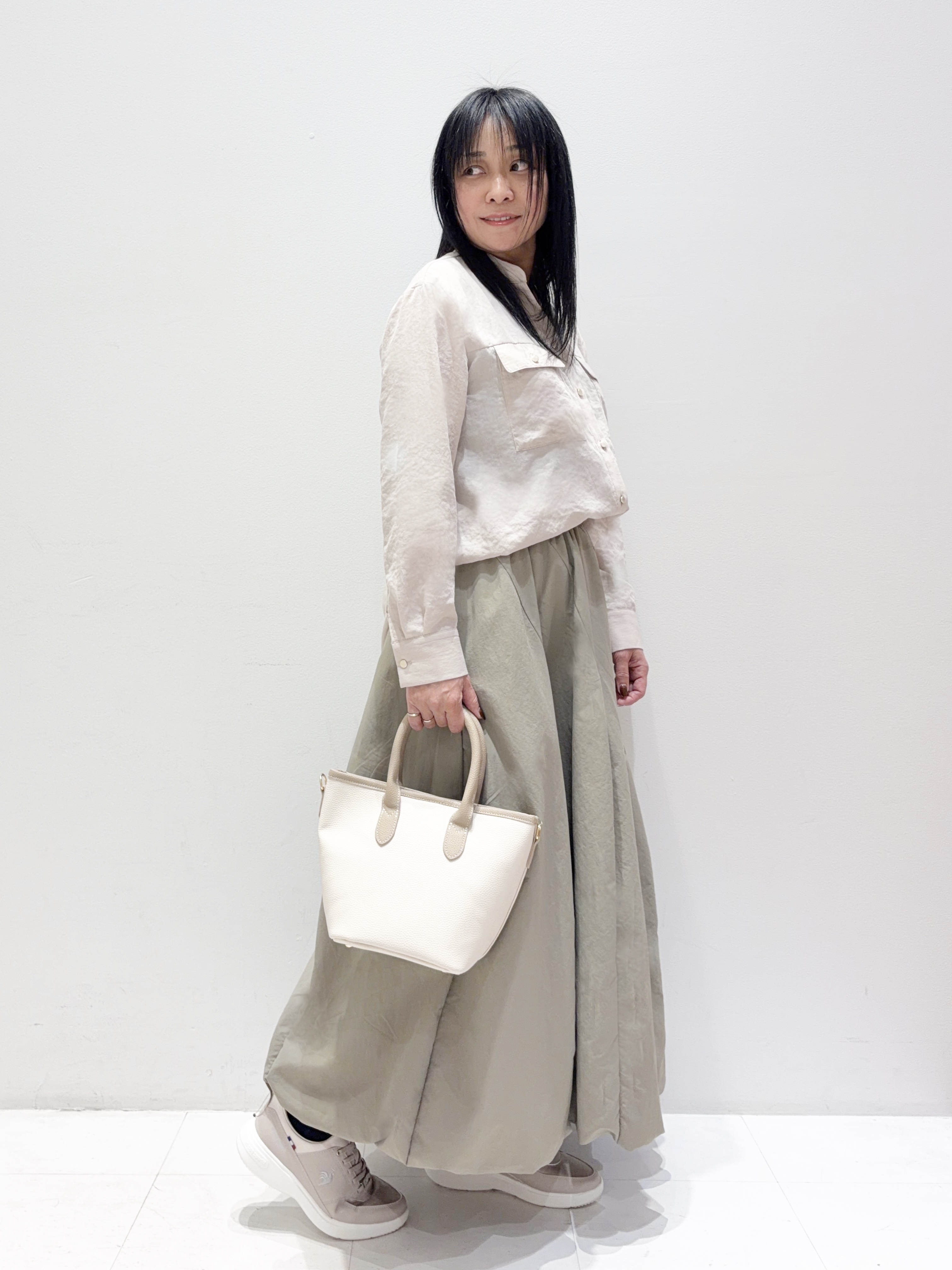 ゅぅさんの「grove｜【貴島明日香さん着用】お仕事も普段も。今どきワークシャツブラウス」を使ったコーディネート