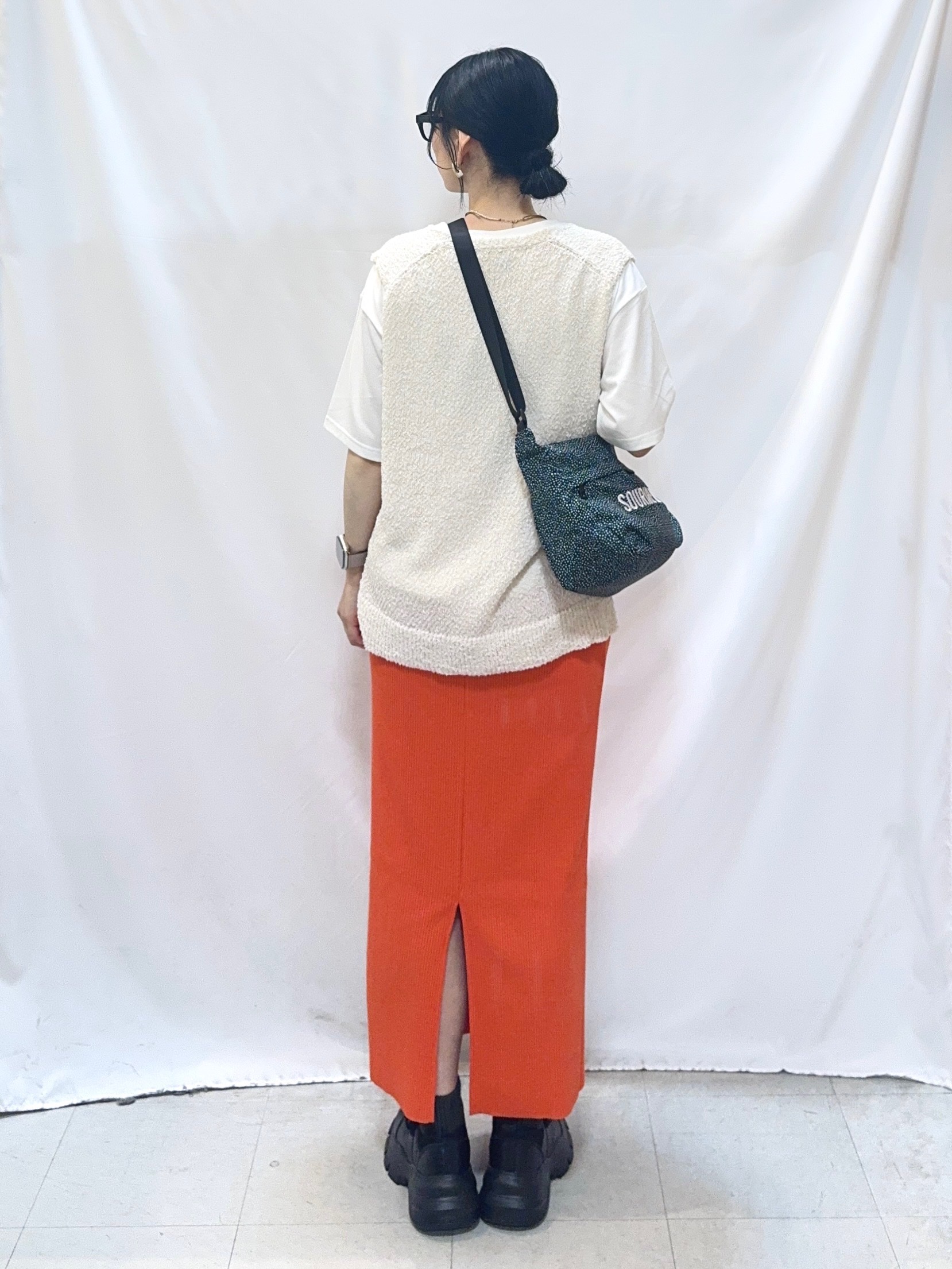 𝐇𝐢𝐫𝐨𝐦𝐢さんの「SHOO･LA･RUE｜【2点セット/S-LL】ニットベスト＆ロゴTシャツSET」を使ったコーディネート