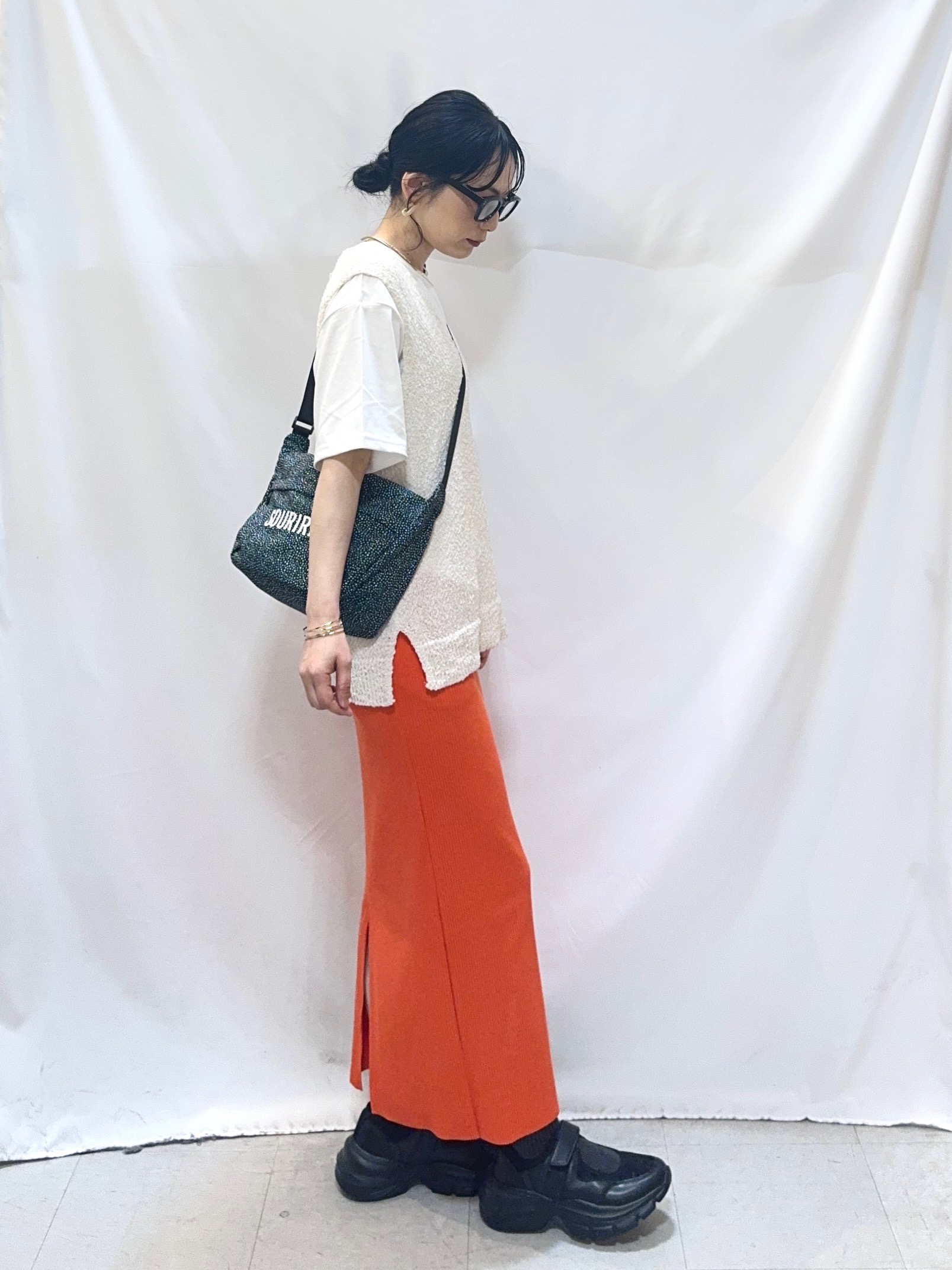 𝐇𝐢𝐫𝐨𝐦𝐢さんの「SHOO･LA･RUE｜【2点セット/S-LL】ニットベスト＆ロゴTシャツSET」を使ったコーディネート