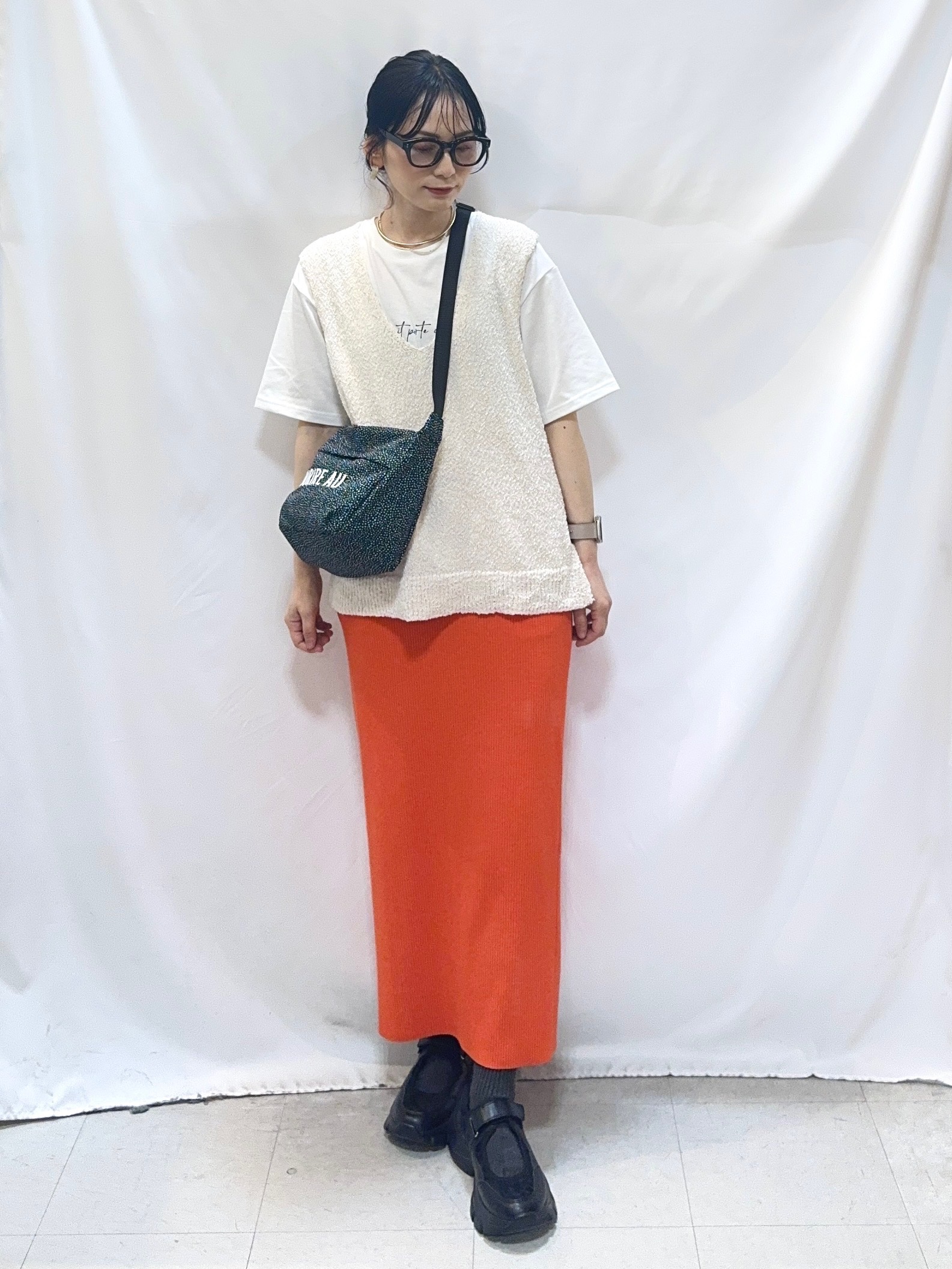𝐇𝐢𝐫𝐨𝐦𝐢さんの「SHOO･LA･RUE｜【2点セット/S-LL】ニットベスト＆ロゴTシャツSET」を使ったコーディネート