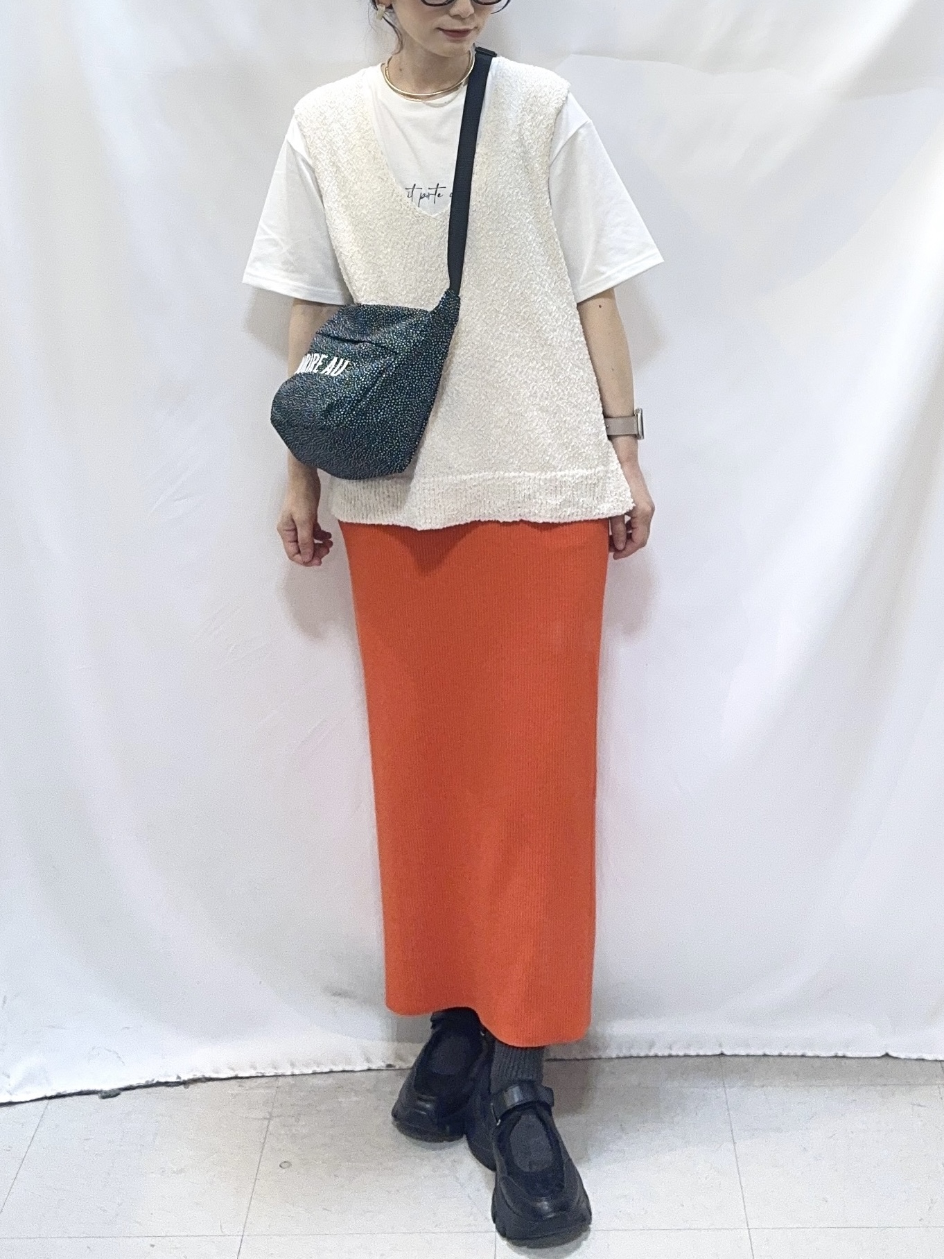 𝐇𝐢𝐫𝐨𝐦𝐢さんの「SHOO･LA･RUE｜【2点セット/S-LL】ニットベスト＆ロゴTシャツSET」を使ったコーディネート