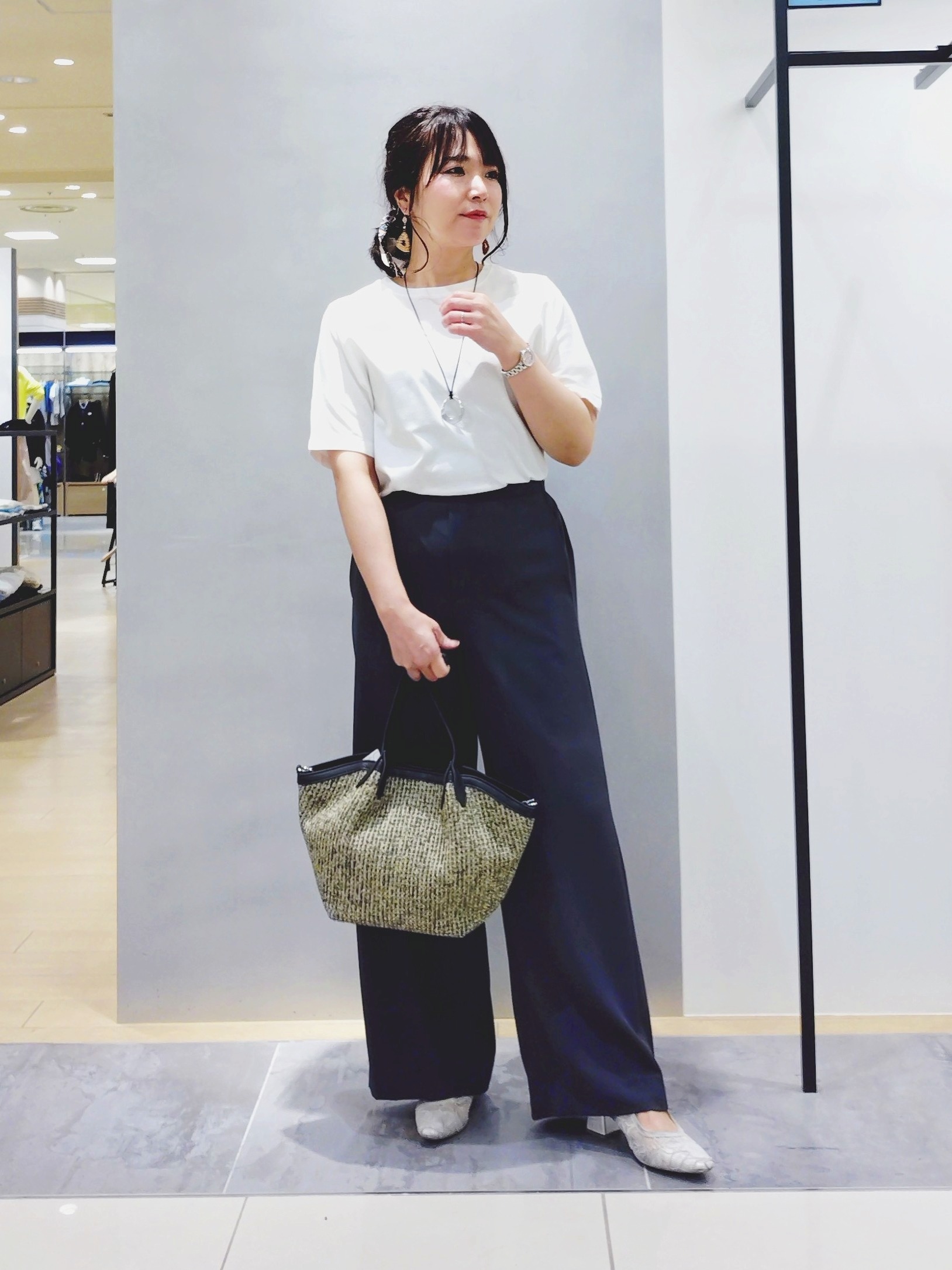 TOMOMIさんの「INDIVI｜【さらに軽く軽快！／着る日傘】イージーワイドパンツ」を使ったコーディネート