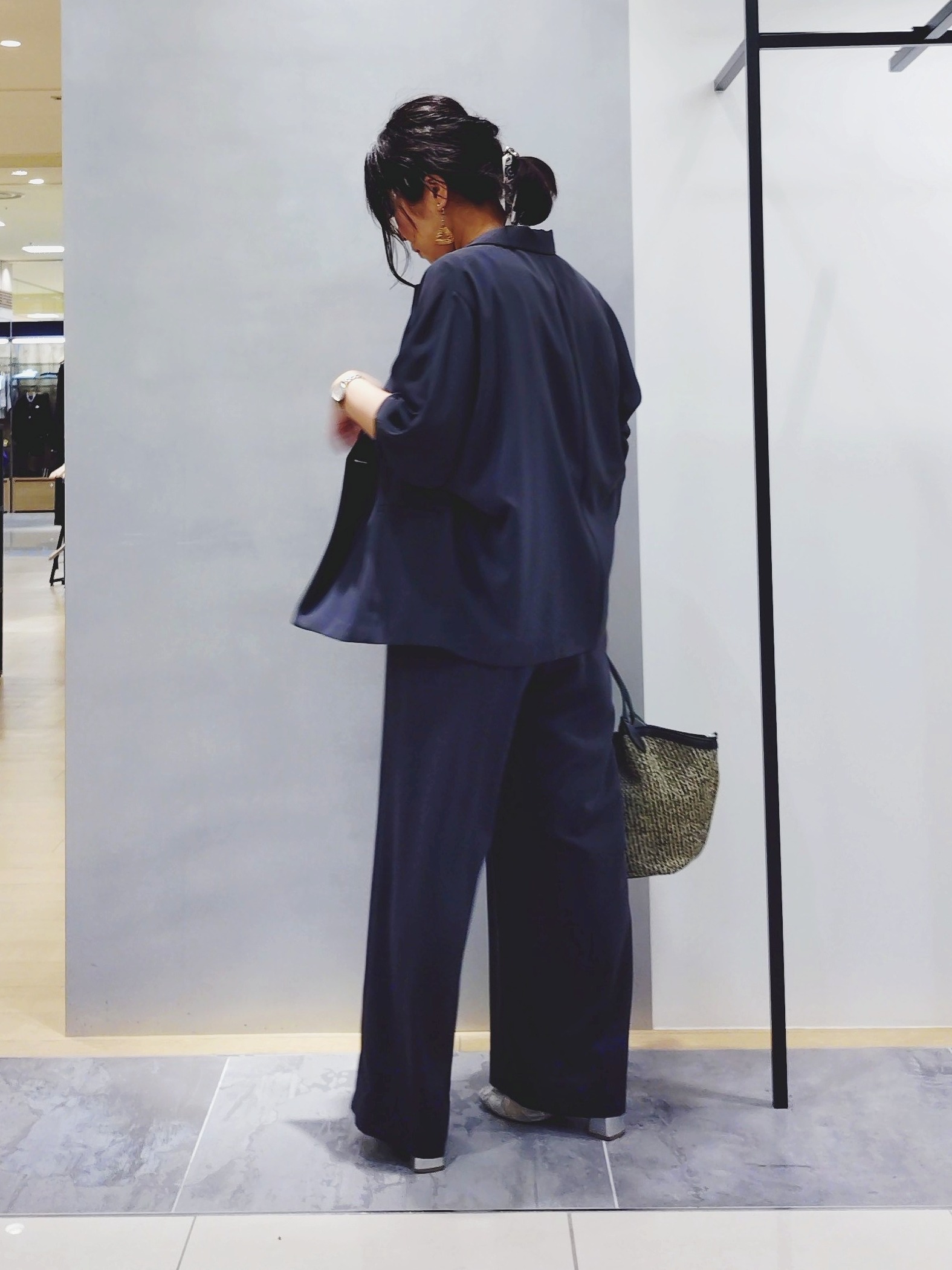 TOMOMIさんの「INDIVI｜【さらに軽く軽快！／着る日傘】イージーワイドパンツ」を使ったコーディネート