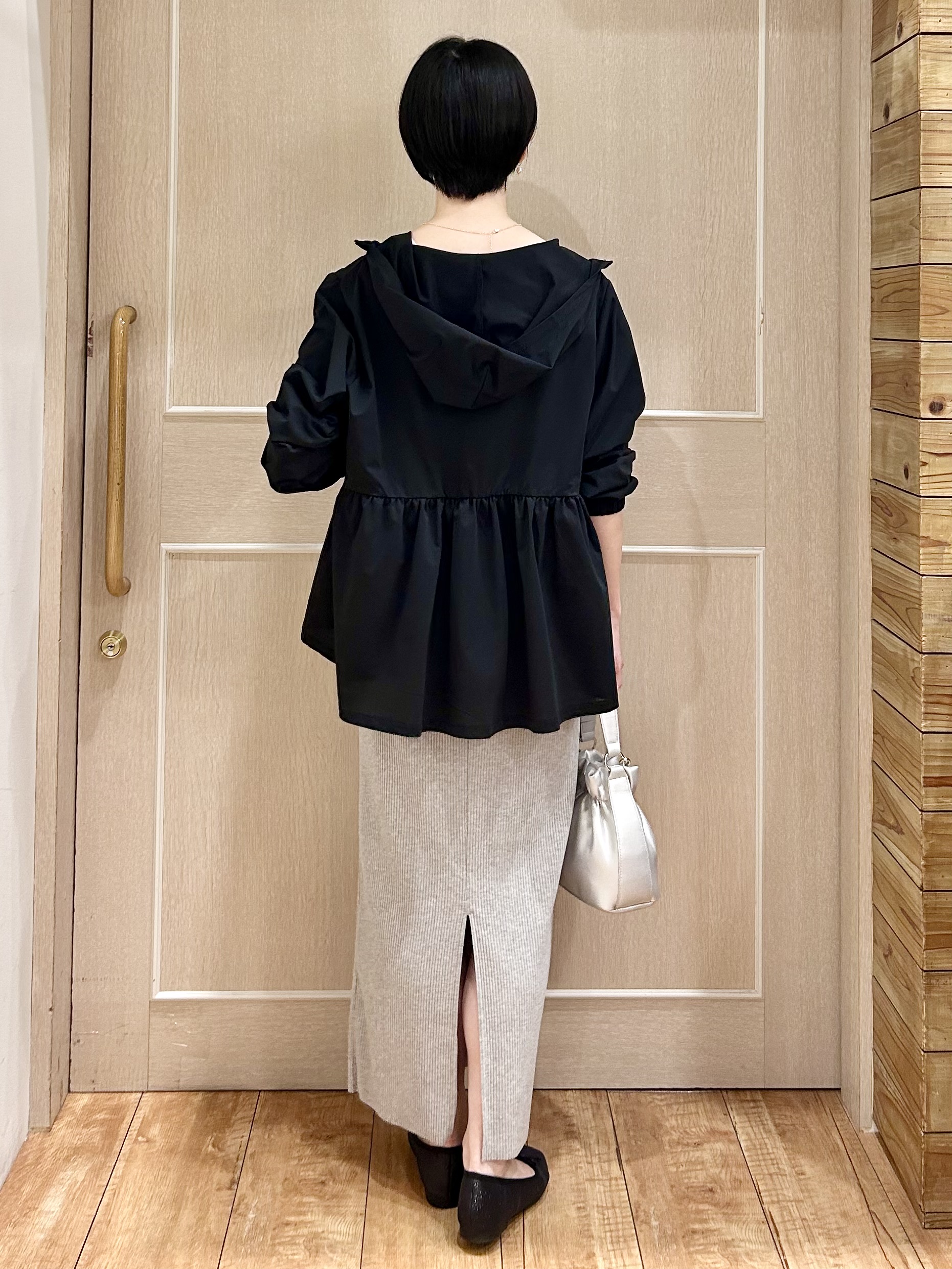 ちぐささんの「SHOO･LA･RUE｜【ひんやり/S-LL/体型カバー】ペプラムフリルとゴールドパーツが女性らしい UVパーカ」を使ったコーディネート