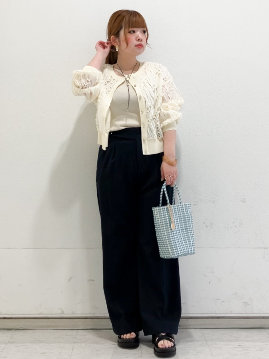 MIPPOさんの「index｜シアー幾何刺繍カーディガン【洗濯機OK】」を使ったコーディネート