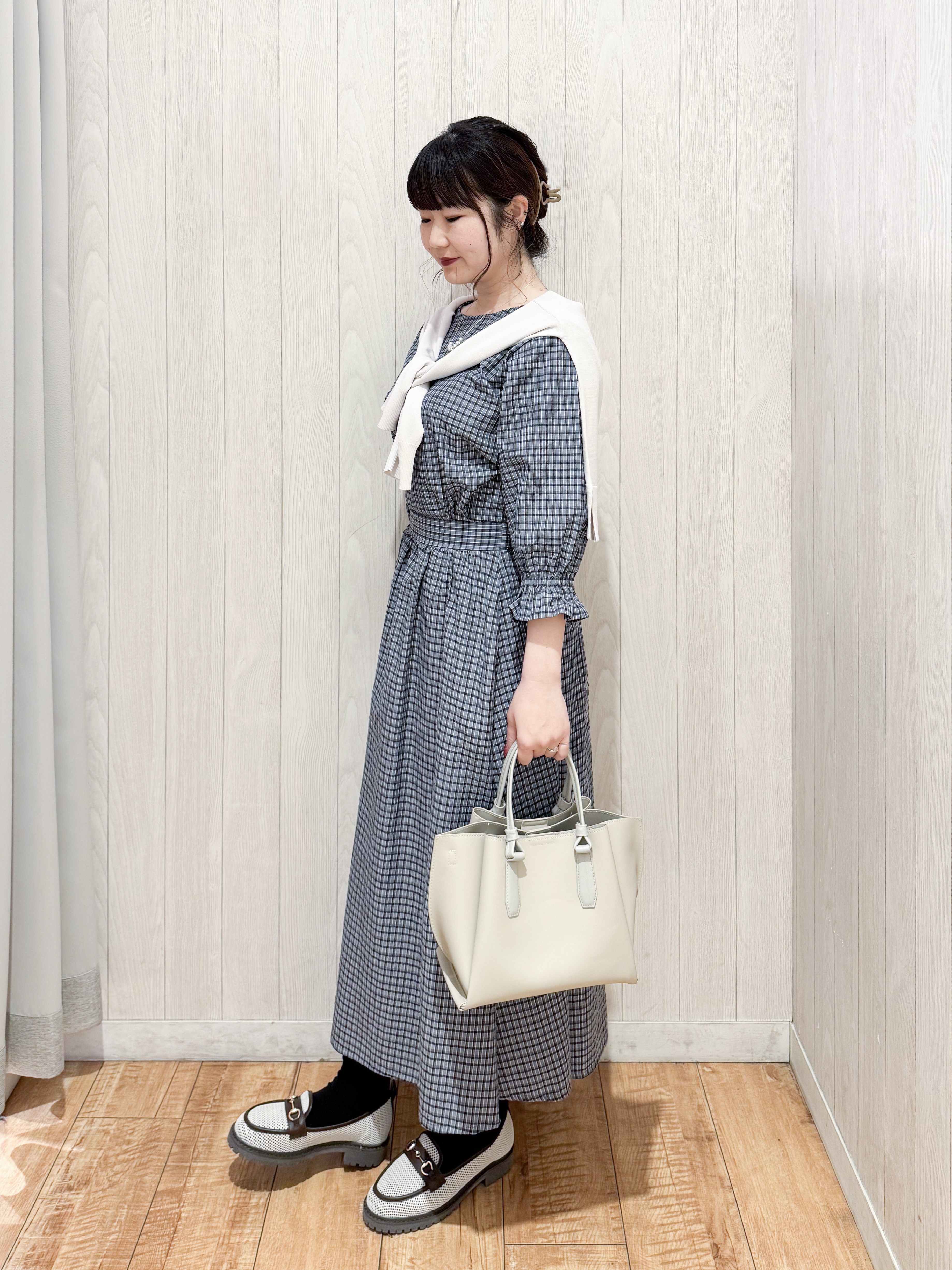 愛さんの「SHOO･LA･RUE｜【洗濯機可/ひんやり/UV】さらっとしたタッチが心地よい ショート丈 Vネックカーディガン」を使ったコーディネート
