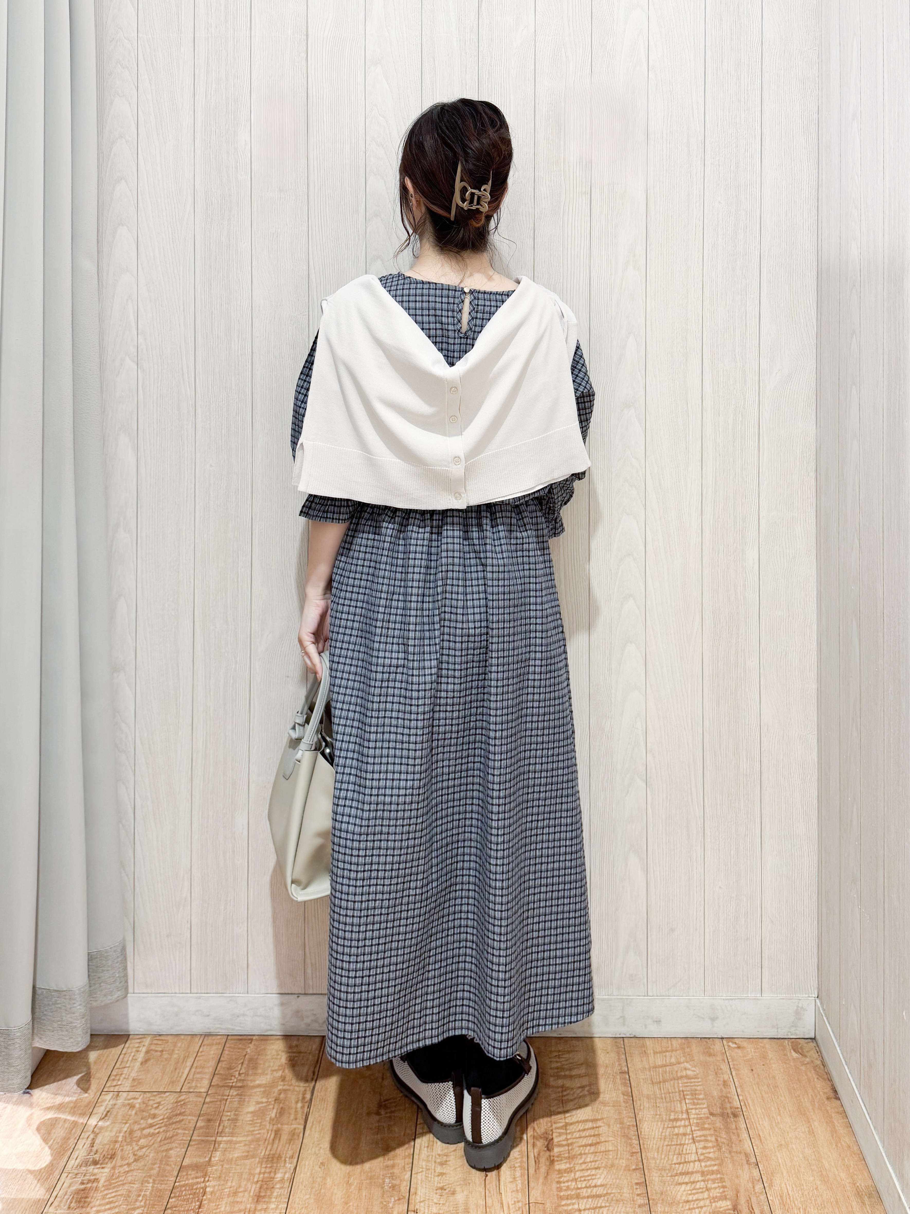 愛さんの「SHOO･LA･RUE｜【洗濯機可/ひんやり/UV】さらっとしたタッチが心地よい ショート丈 Vネックカーディガン」を使ったコーディネート