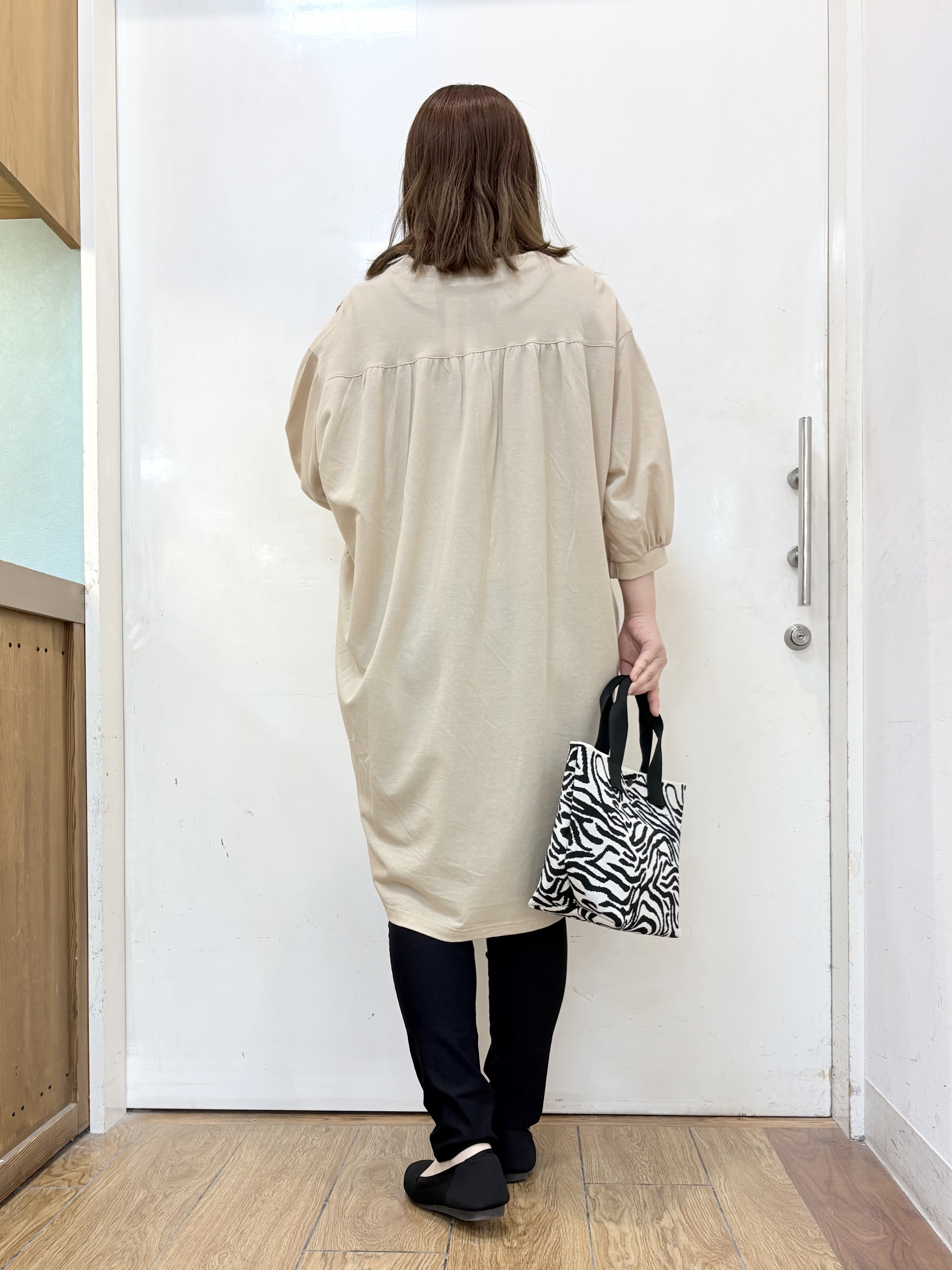だいわさんの「SHOO･LA･RUE｜【洗濯機可/S-LL】1枚でも羽織でも キーネックシャツワンピース」を使ったコーディネート