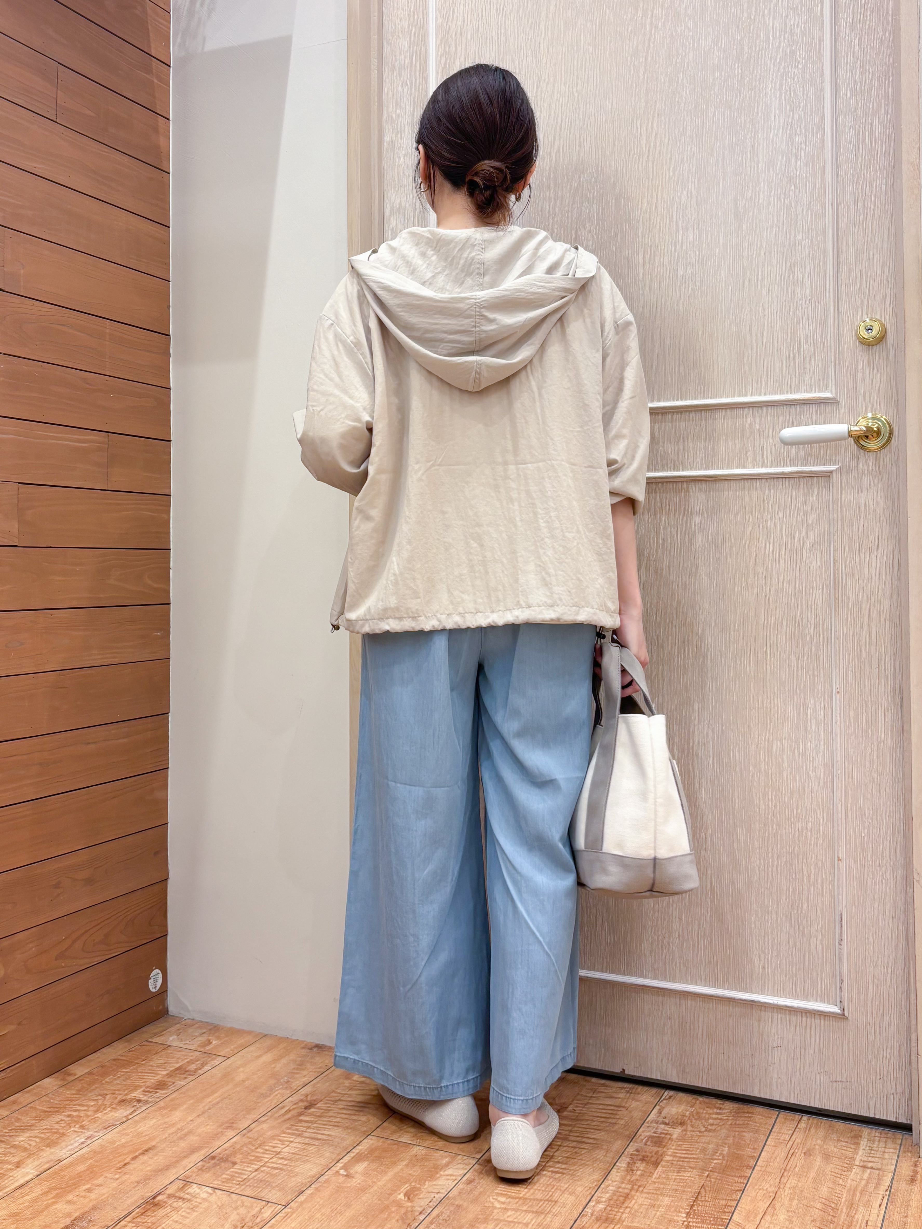 なみさんの「SHOO･LA･RUE｜【S-LL/UV】季節の変わり目に ゴールドパーツが上品なフード付きブルゾン」を使ったコーディネート