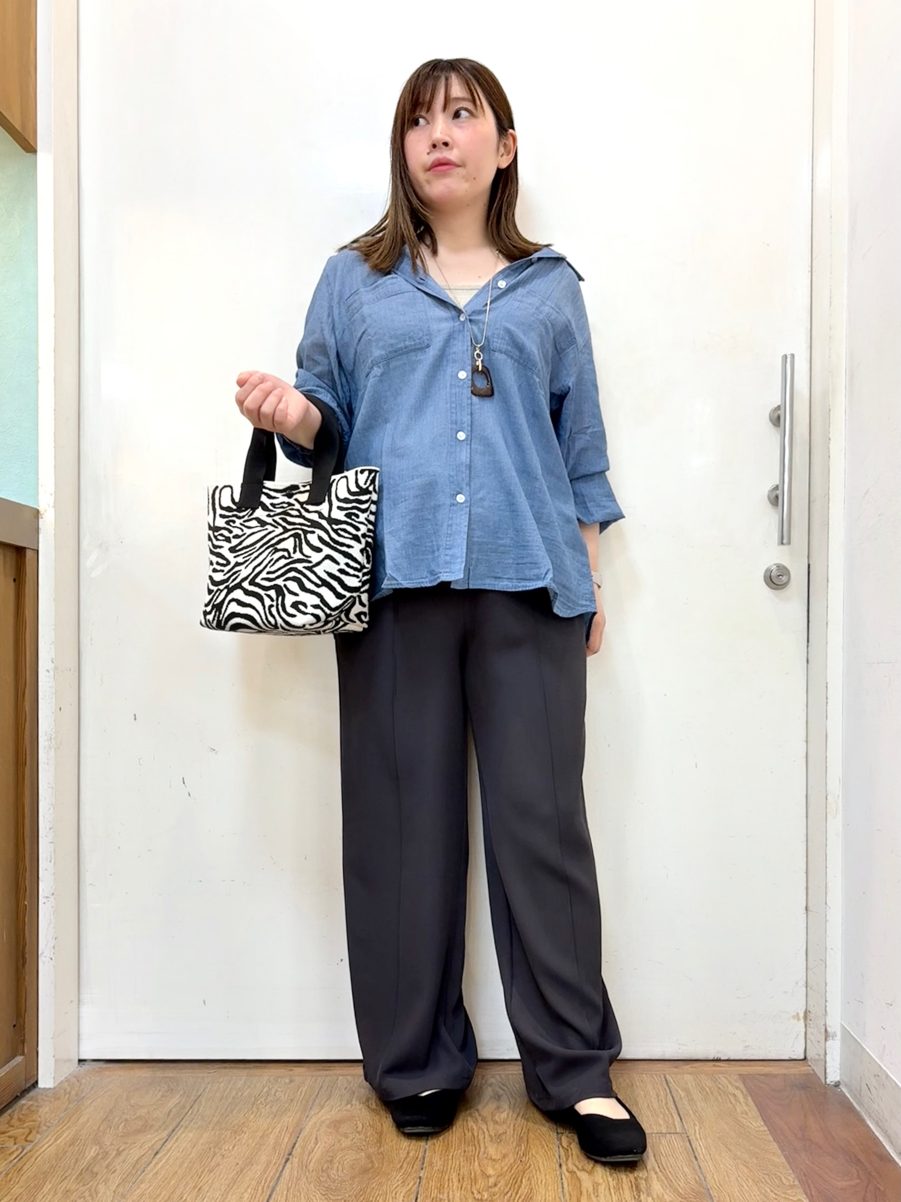 だいわさんの「SHOO･LA･RUE｜【綿100%/UV/S-LL/体型カバー】優しく透ける 柔らかシアーデニムシャツ」を使ったコーディネート