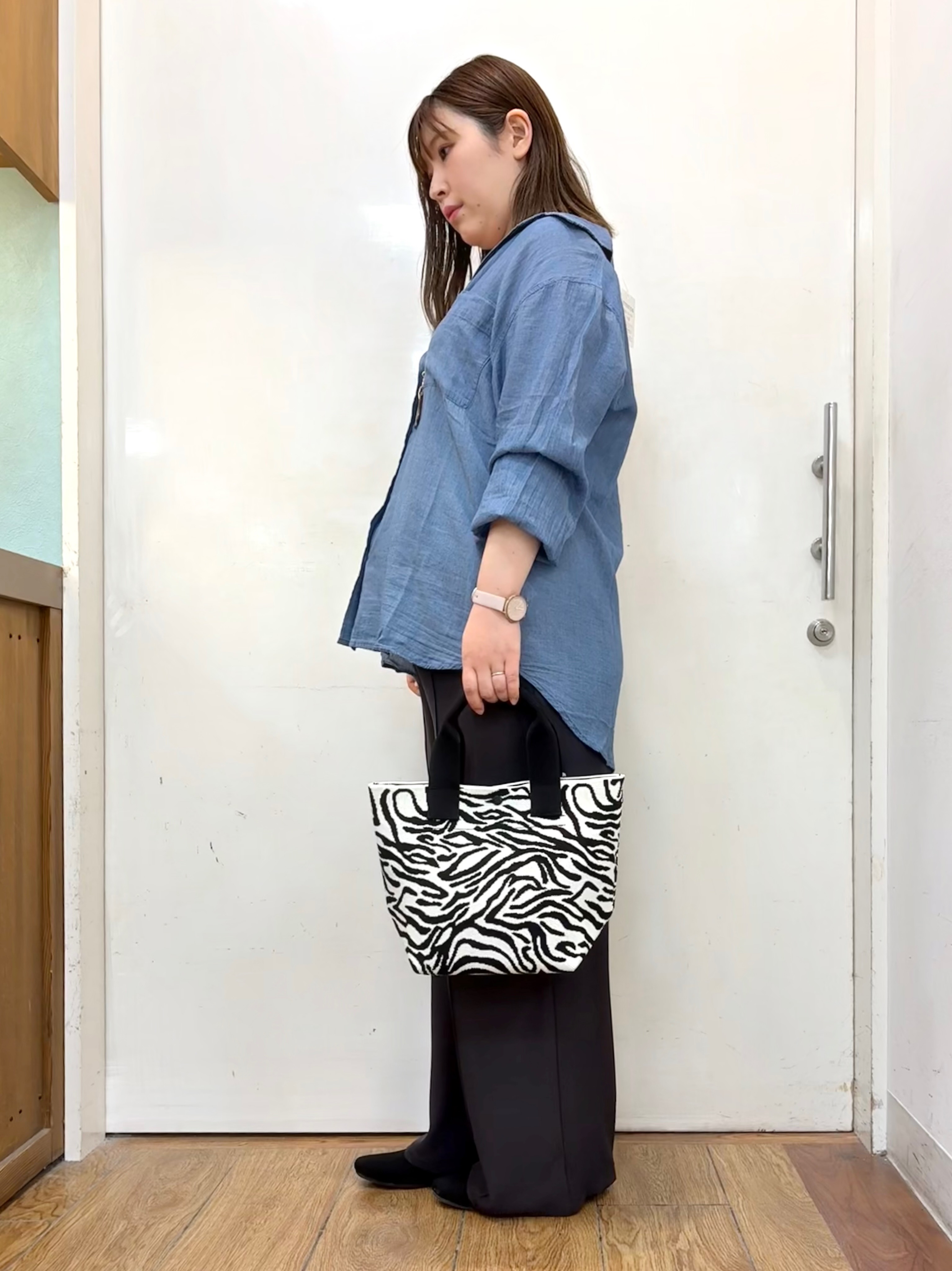 だいわさんの「SHOO･LA･RUE｜【綿100%/UV/S-LL/体型カバー】優しく透ける 柔らかシアーデニムシャツ」を使ったコーディネート