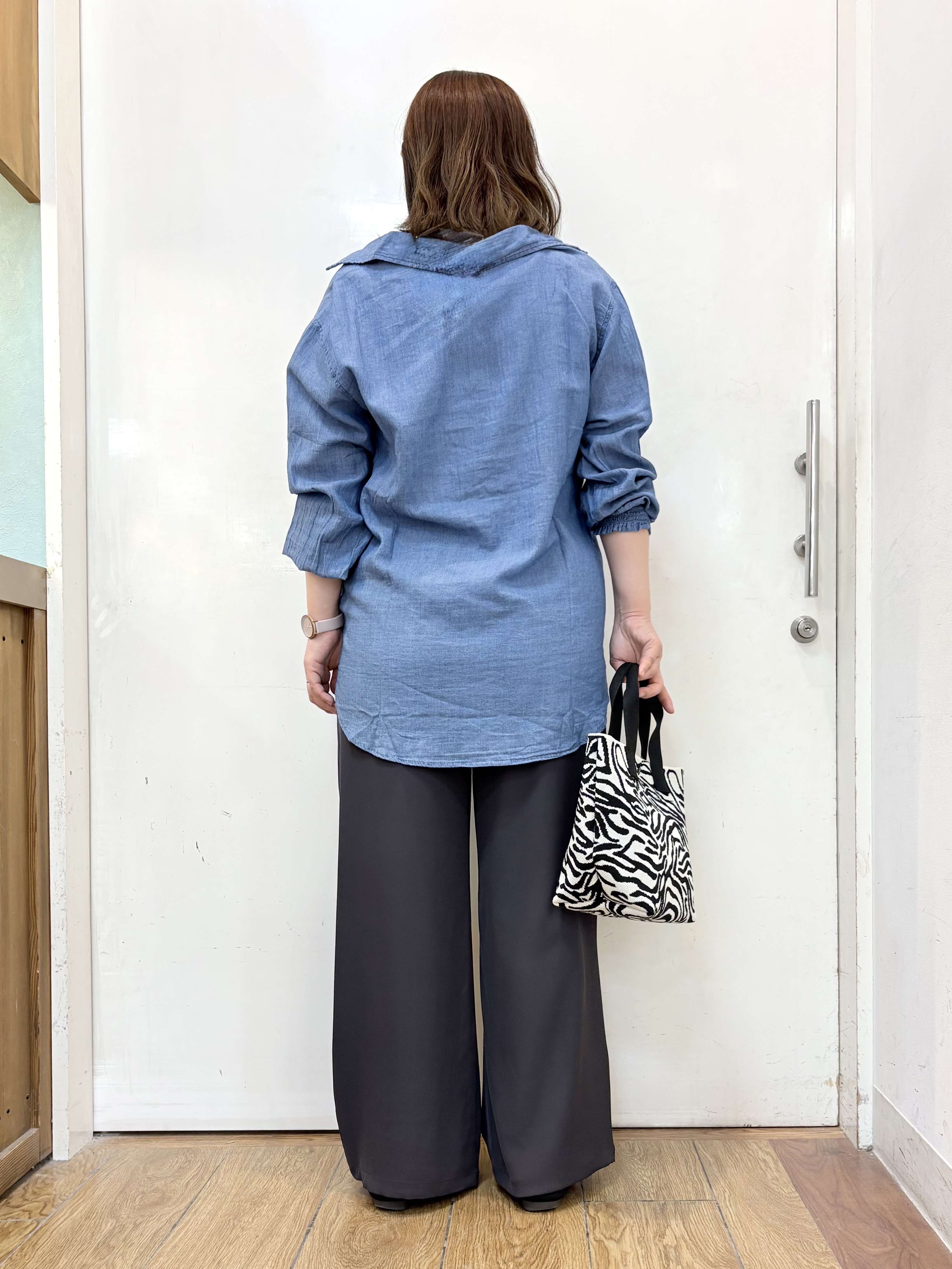 だいわさんの「SHOO･LA･RUE｜【綿100%/UV/S-LL/体型カバー】優しく透ける 柔らかシアーデニムシャツ」を使ったコーディネート