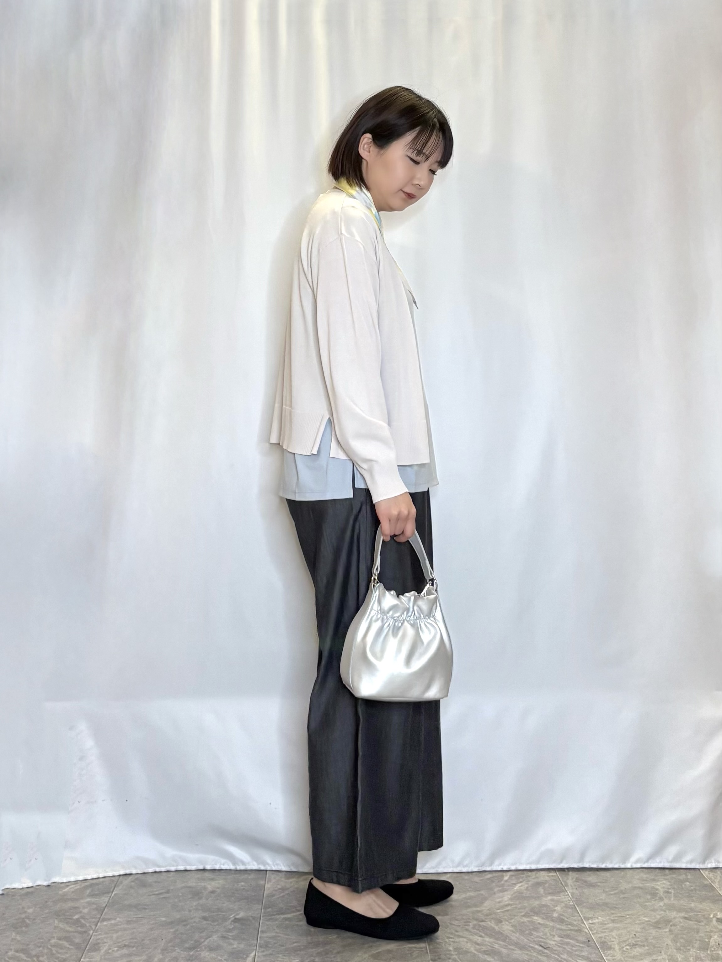 ネリさんの「SHOO･LA･RUE｜【洗濯機可/ひんやり/UV】さらっとしたタッチが心地よい ショート丈 Vネックカーディガン」を使ったコーディネート