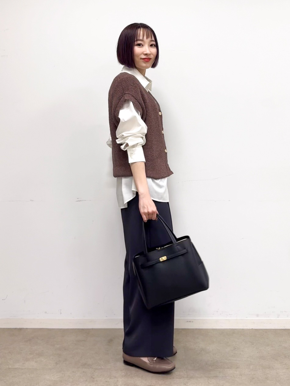 𝐜𝐡𝐢𝐤𝐚さんの「SHOO･LA･RUE｜【S-LL/洗濯機可】気軽にレイヤード 前開きざっくりニットベスト」を使ったコーディネート